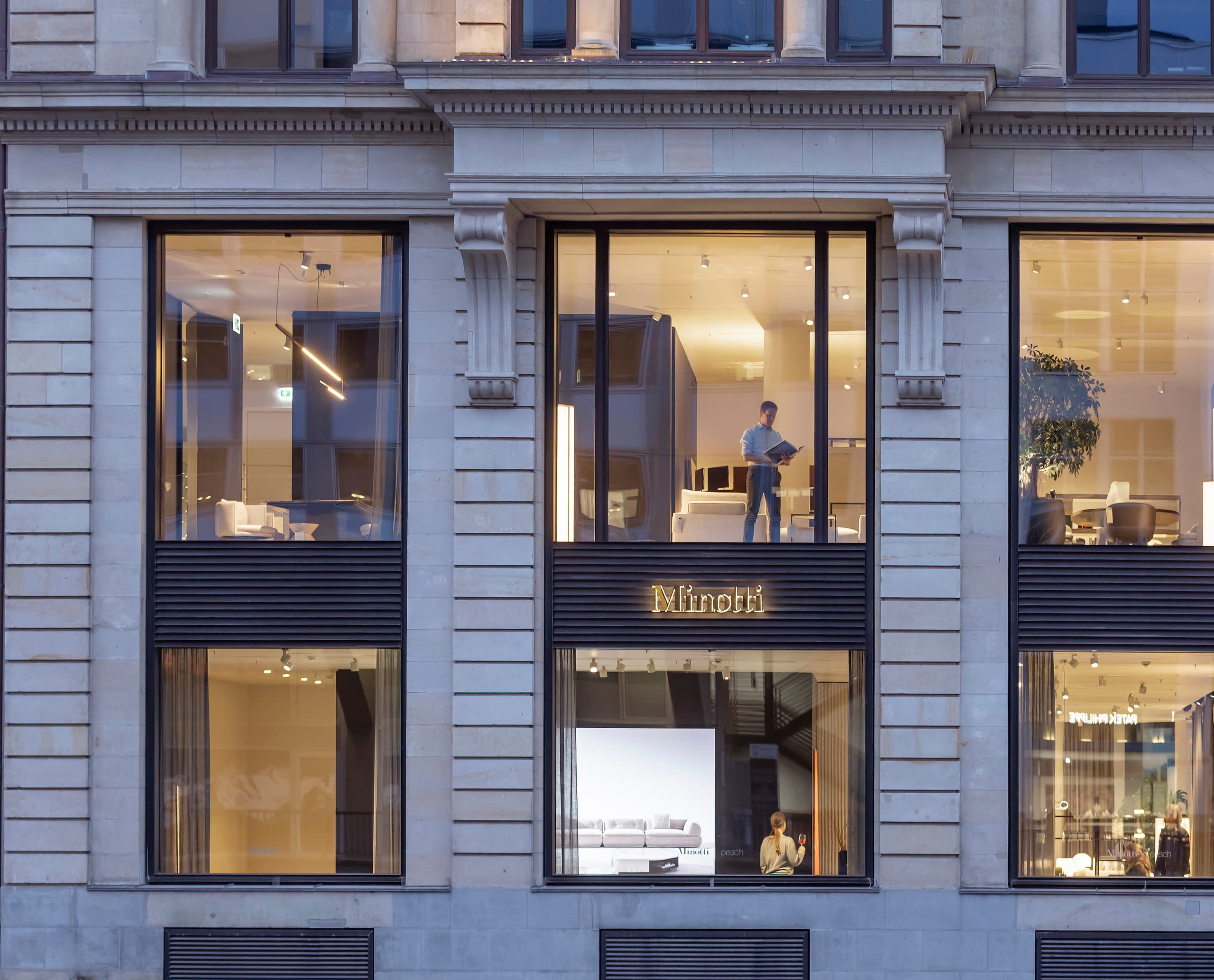 Minotti Flagship Store Fassade mit ERCO Lichtlösung für hochwertige Möbelpräsentation.
