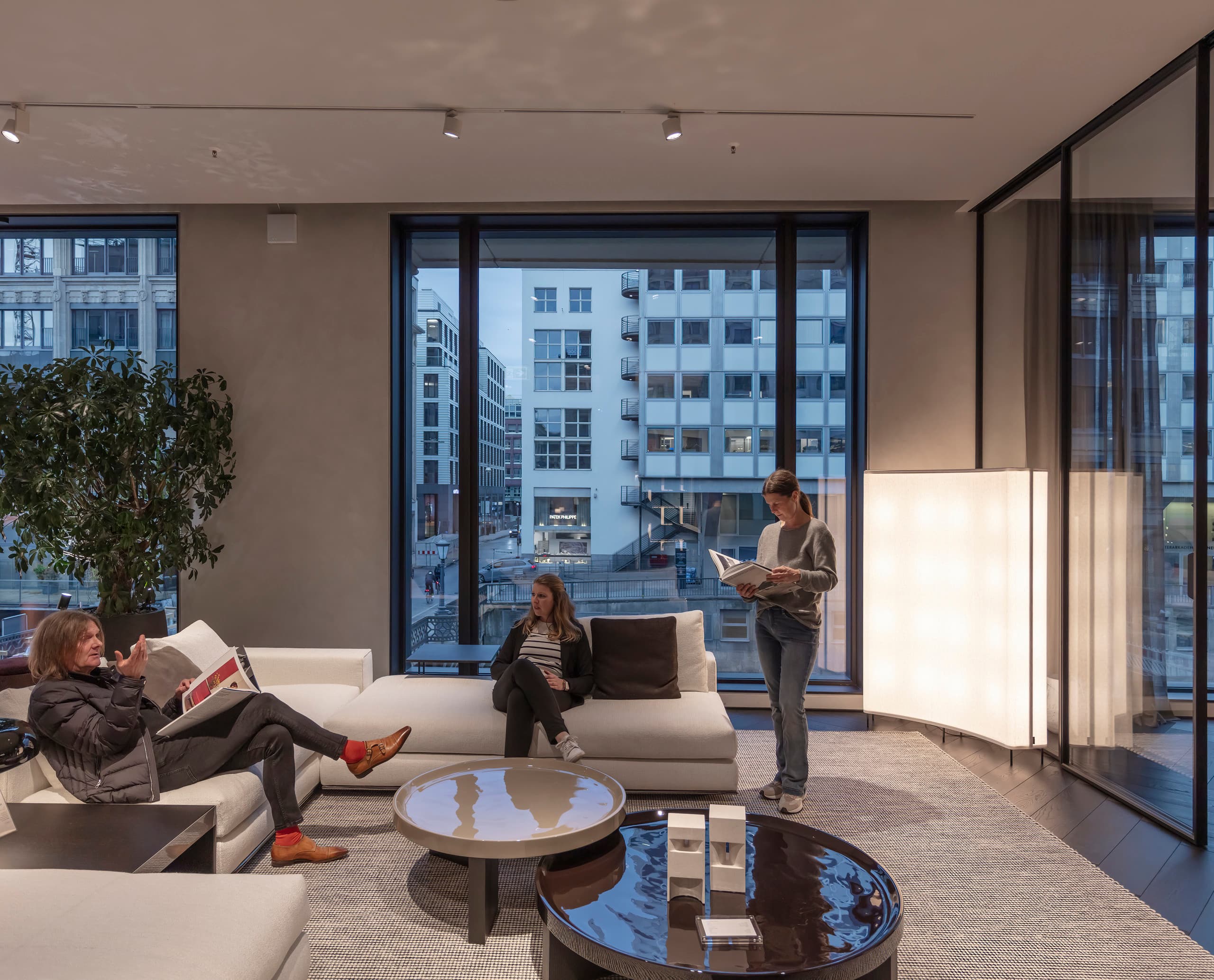 Minotti Flagship Store: Hochwertige Beleuchtung akzentuiert Design und Kunst in Hamburg.