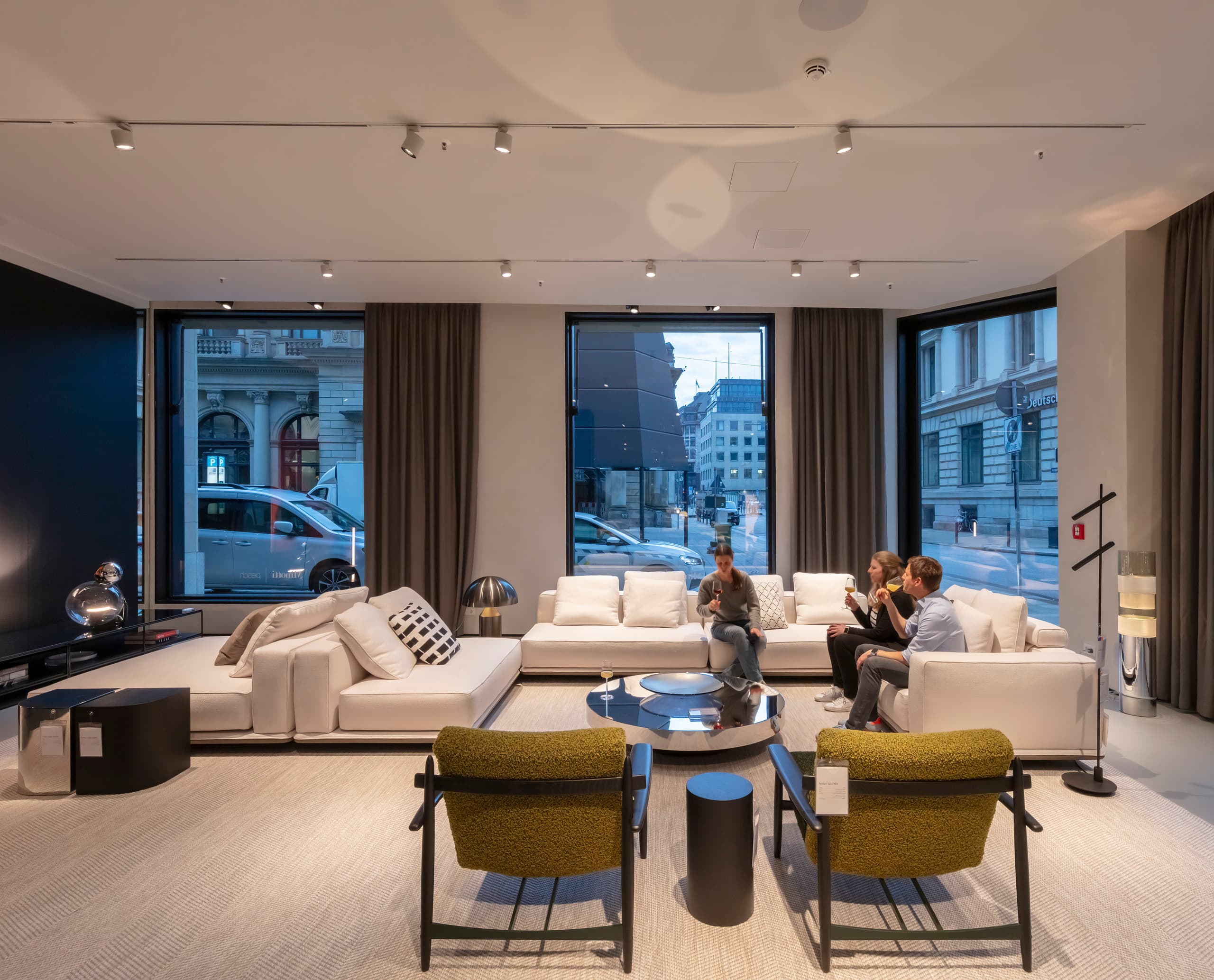 Minotti Flagship Store: Beleuchtung mit ERCO Parscan Strahlern für flexible Lichtgestaltung.