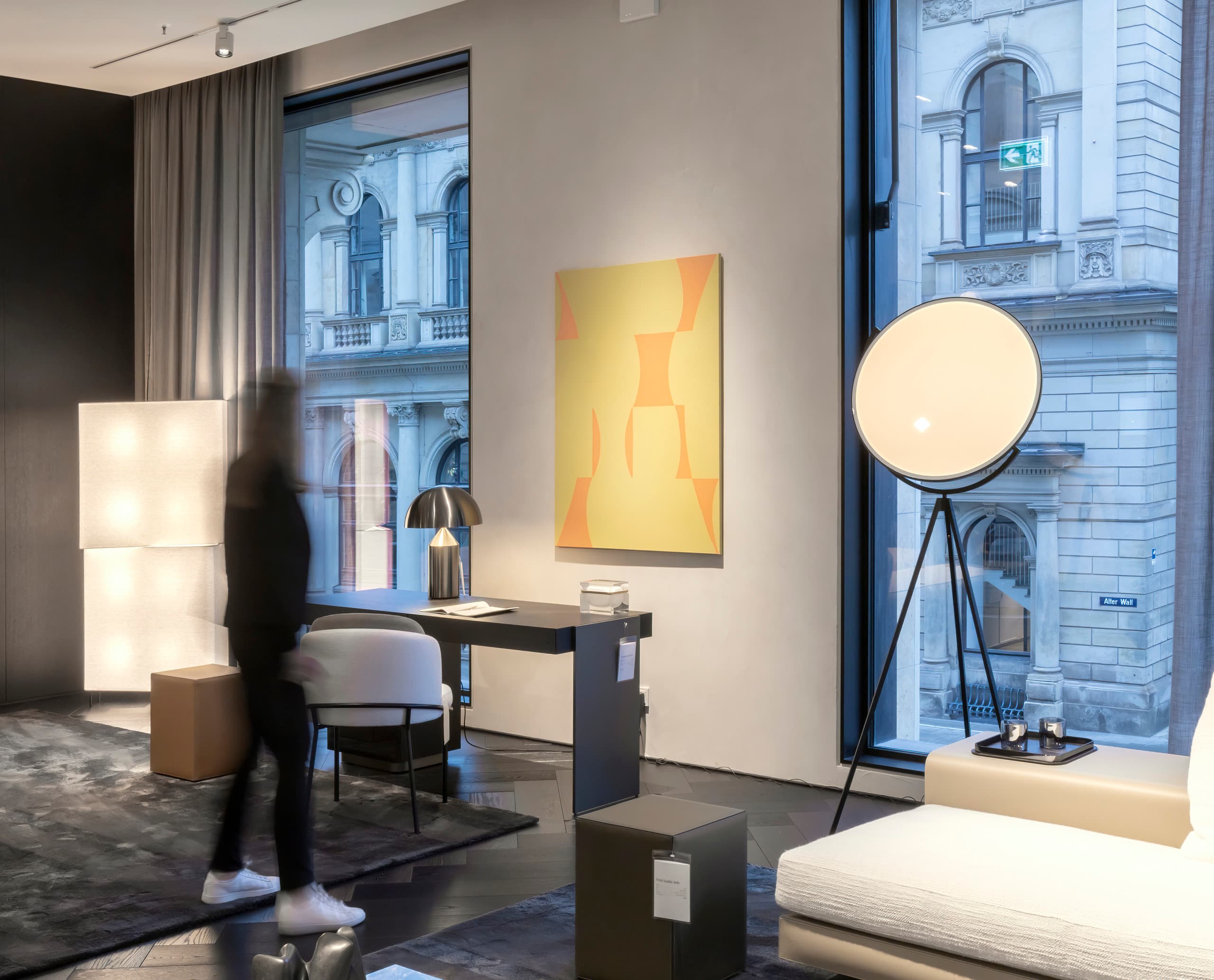 Innenraum des Minotti Flagship Stores mit ERCO Beleuchtung, die Möbel und Kunst hervorhebt.