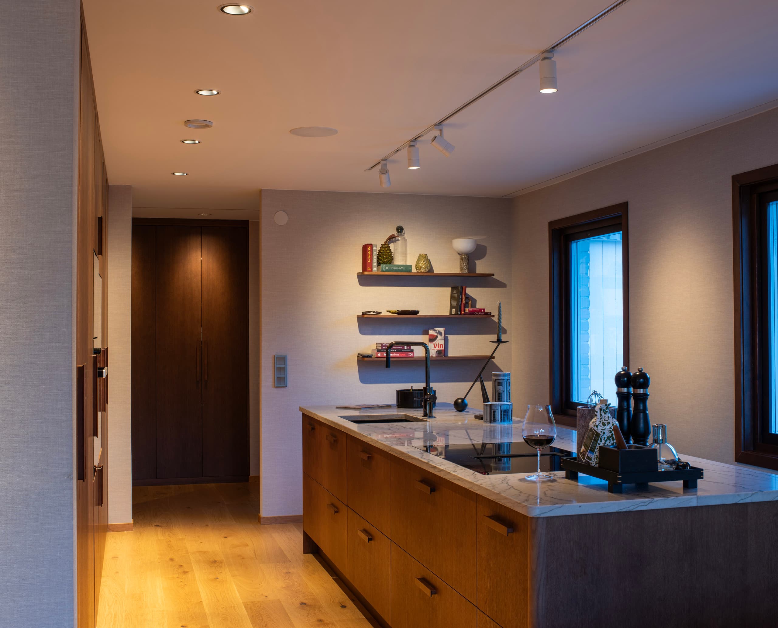 ERCO LED-Beleuchtung mit Downlights und Strahlern in einer modernen Küche der Villa Lakeside, Göteborg.