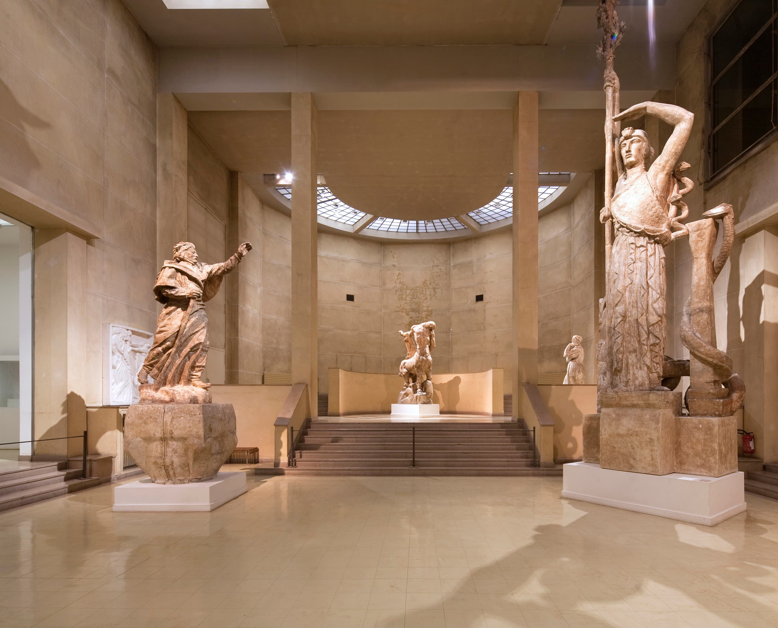Innenansicht des Musée Bourdelle mit Skulpturen, beleuchtet mit ERCO LED-Leuchten für dreidimensionale Wirkung.