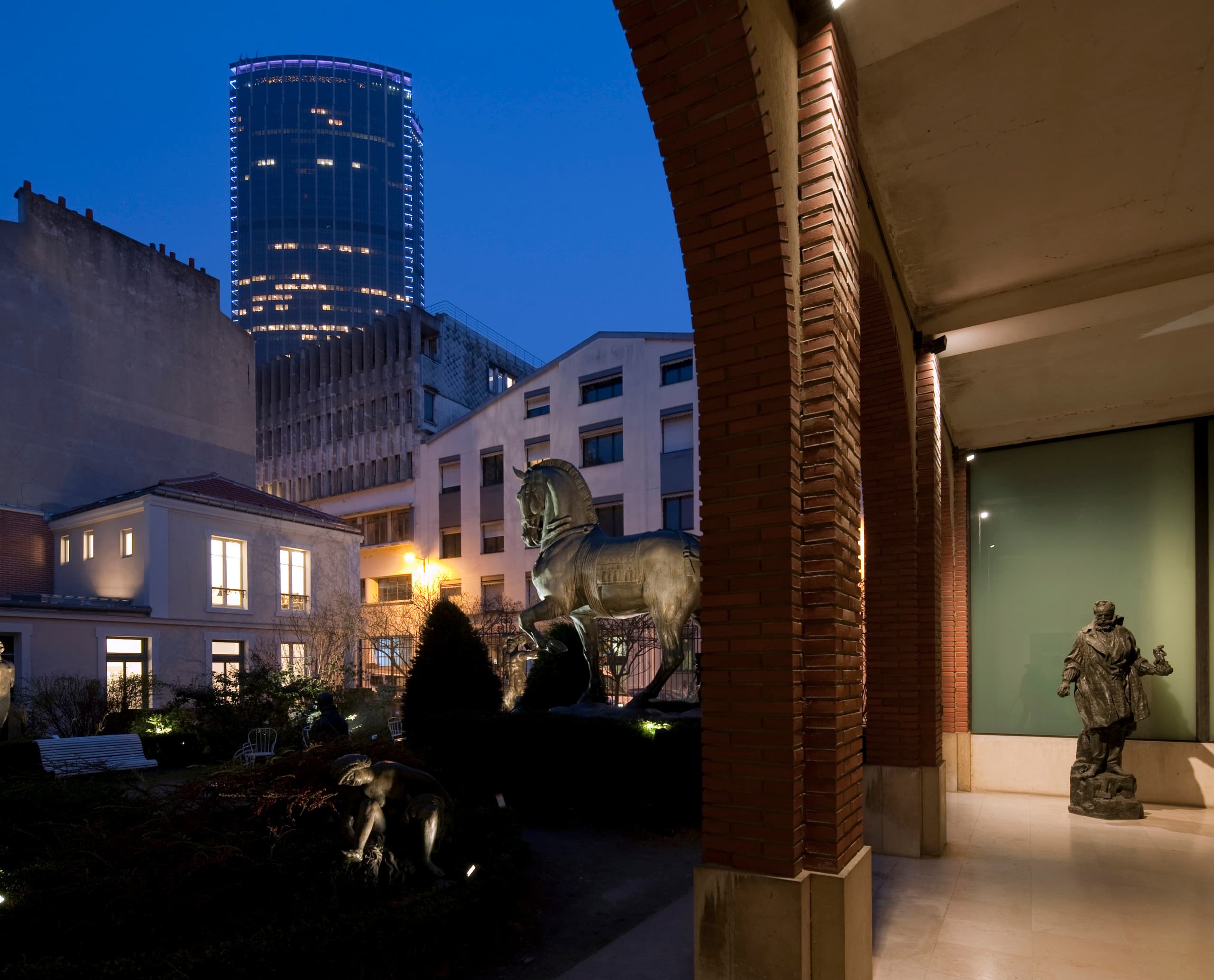 Musée Bourdelle in Paris mit Skulpturen, beleuchtet mit ERCO LED-Technologie.