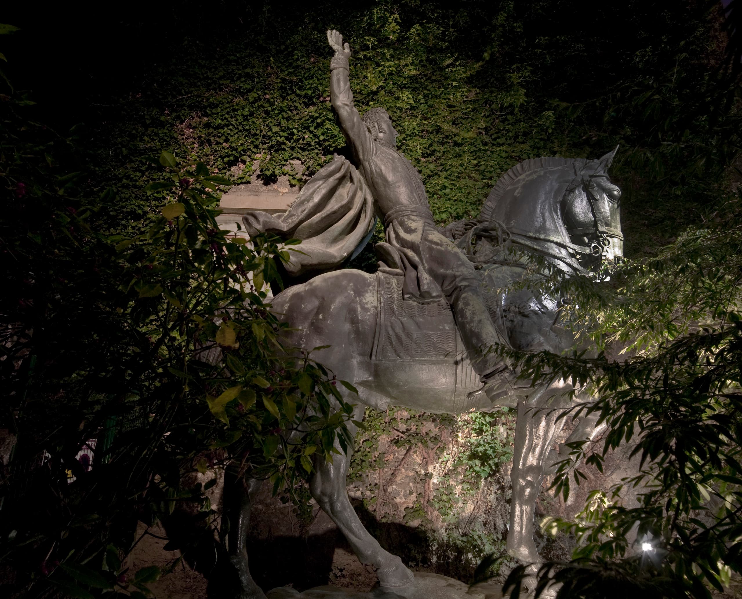 Antoine Bourdelles Reiterstatue im Musée Bourdelle Garten, beleuchtet mit ERCO Außenleuchten.