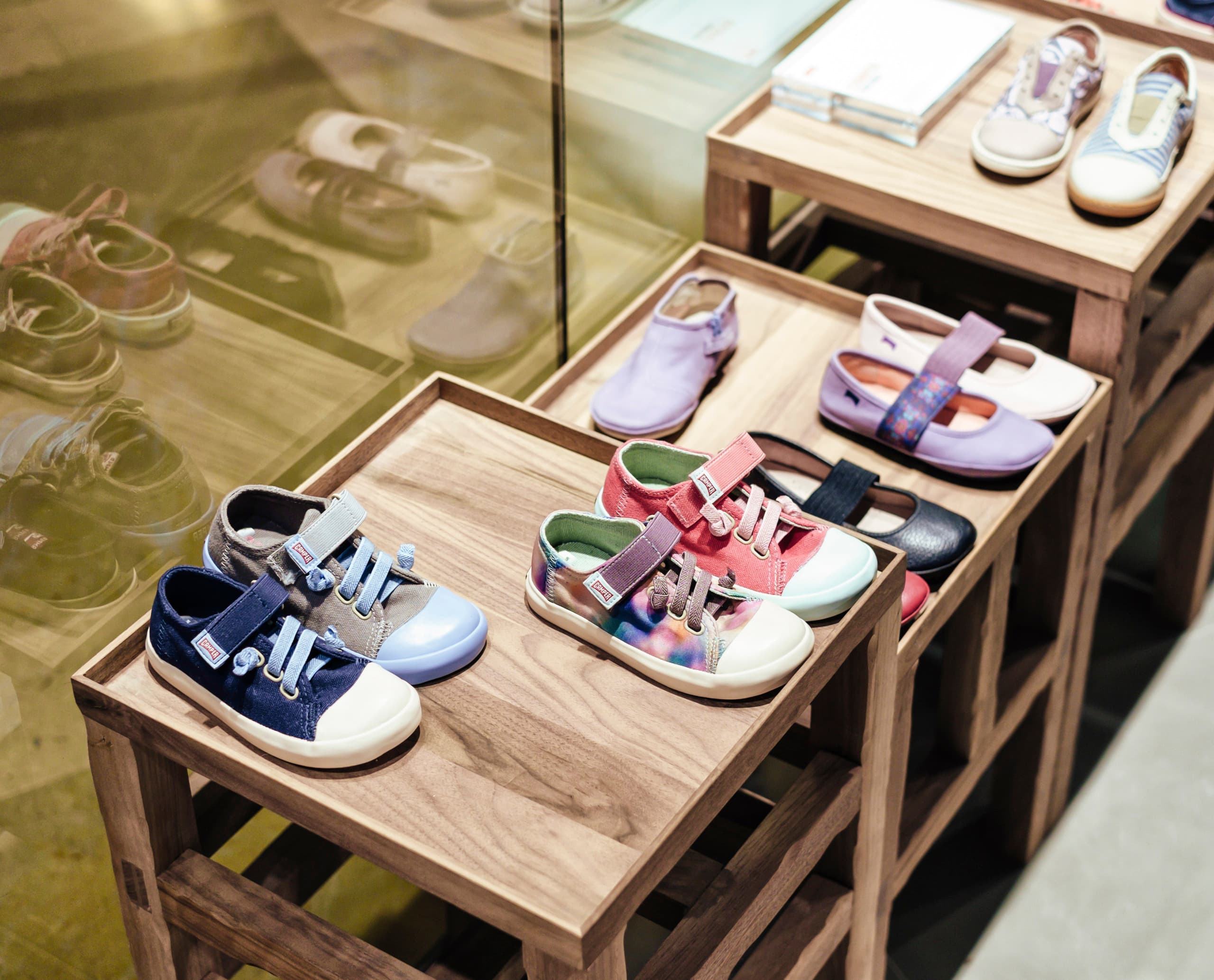 Camper Schuhe ausgestellt in Regalen, beleuchtet mit ERCO LED-Leuchten im Camper Store Barcelona.