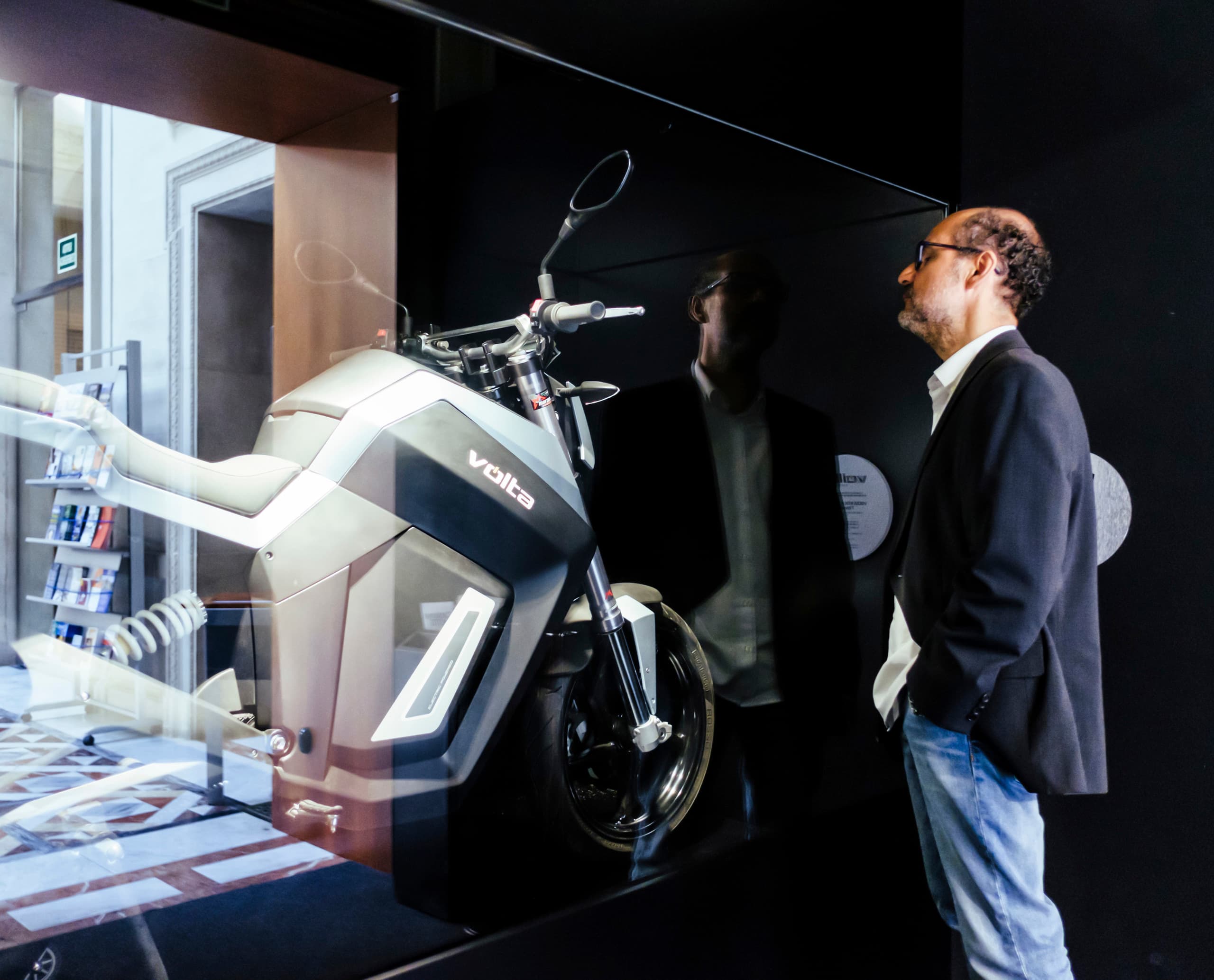Volta Motorrad-Ausstellung im Palau Robert, Barcelona, beleuchtet mit ERCO Strahlern.