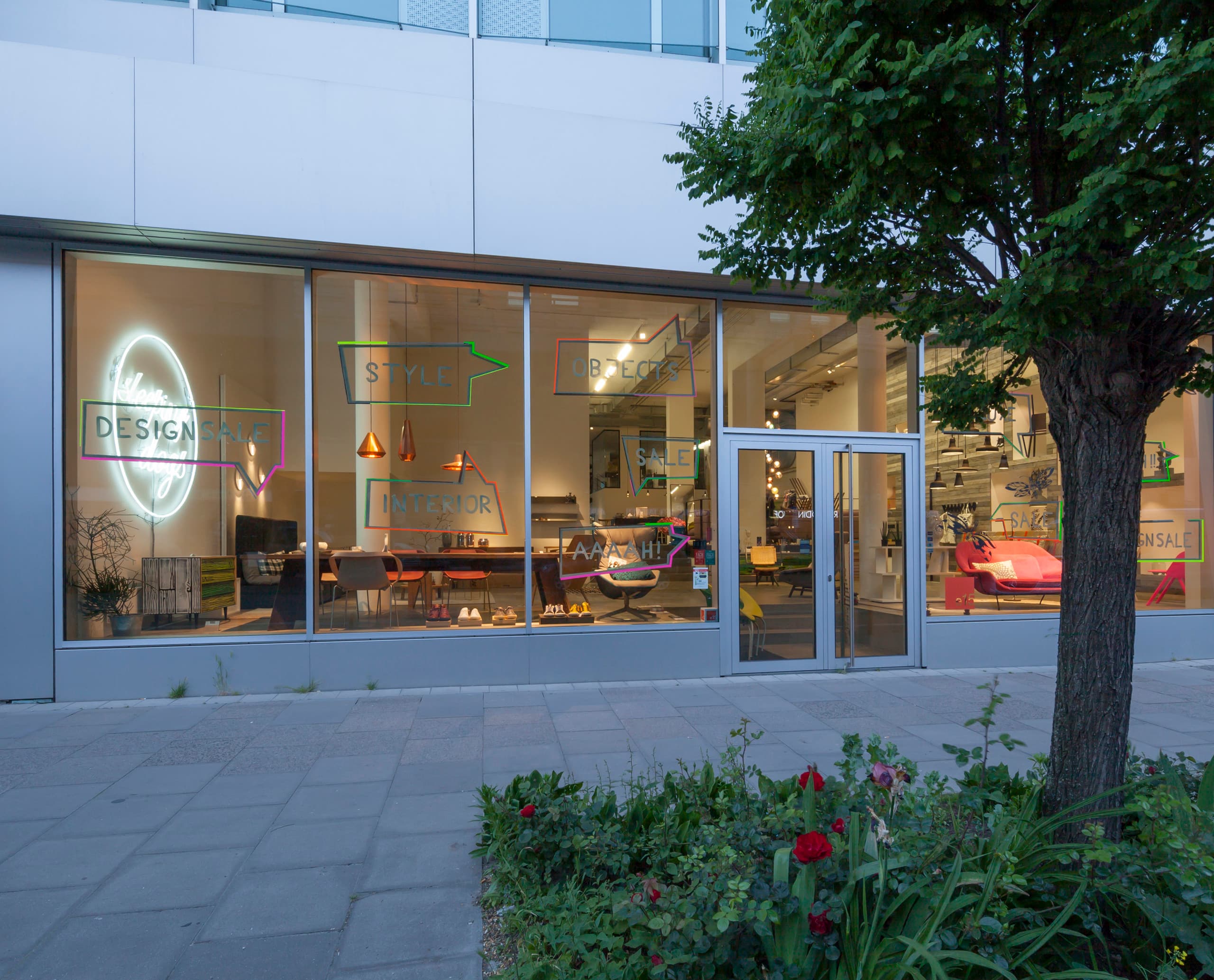 Sleeping Dogs Store Fassade mit ERCO LED-Beleuchtung für Möbel und Wohnaccessoires.