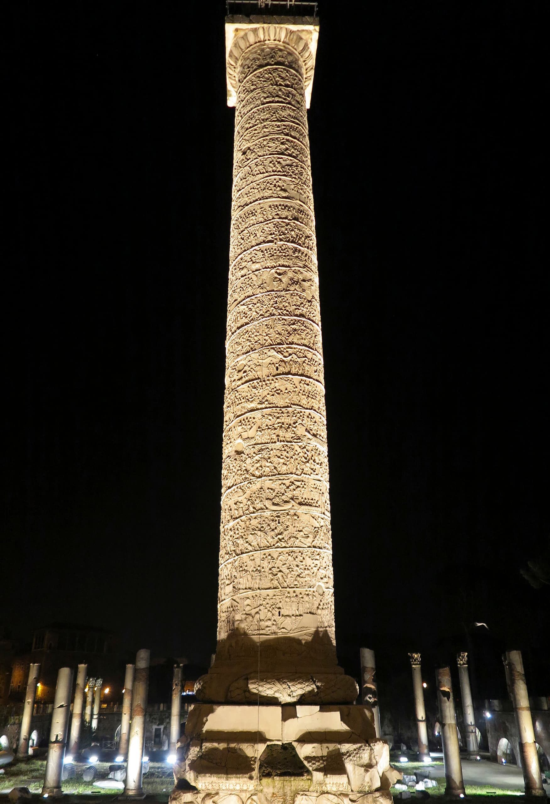 Beleuchtete Trajanssäule im Forum Trajan in Rom, Teil der neuen ERCO Lichtinstallation.