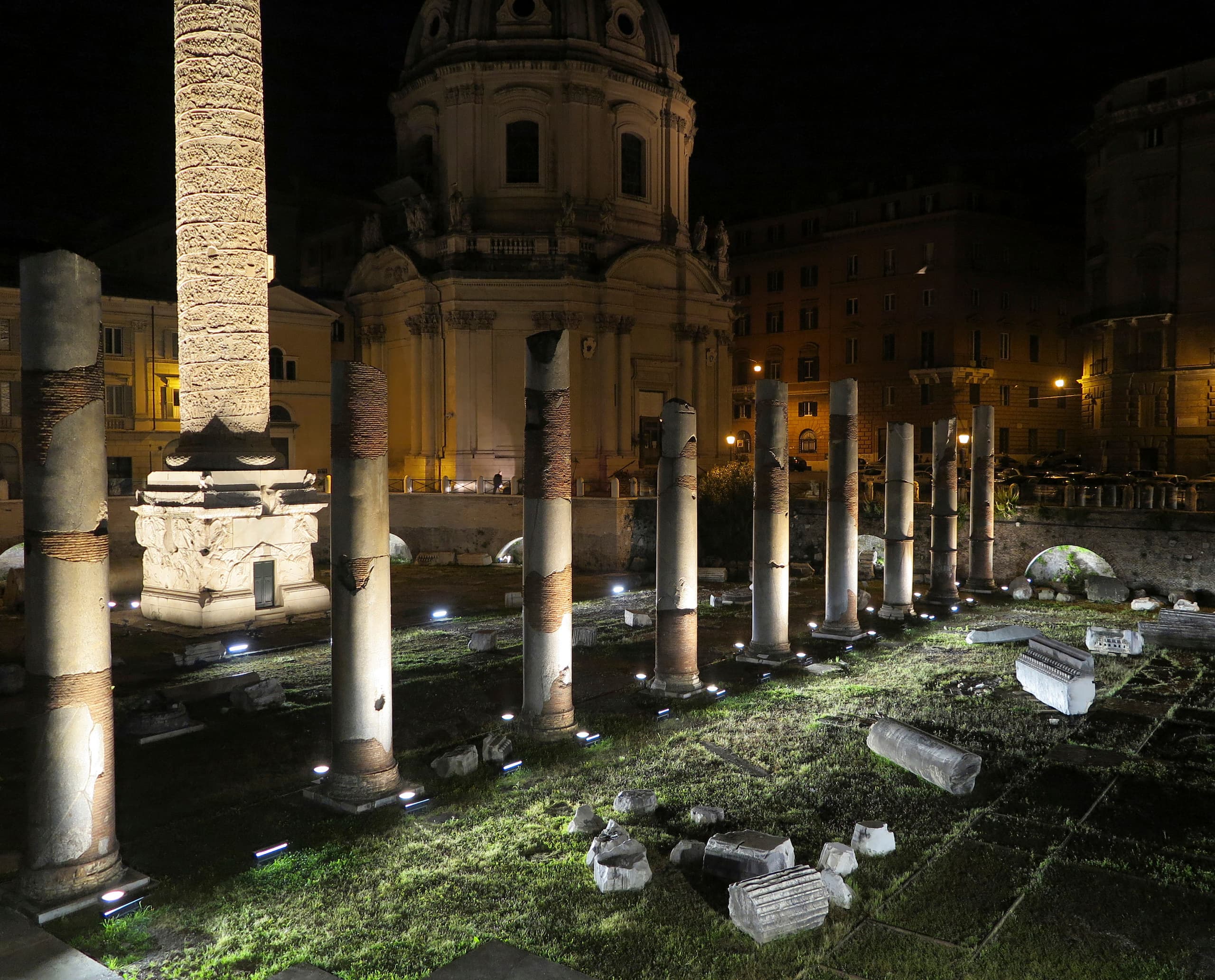 Beleuchtete Trajanssäule und Forum Romanum bei Nacht mit ERCO Lichtwerkzeugen.