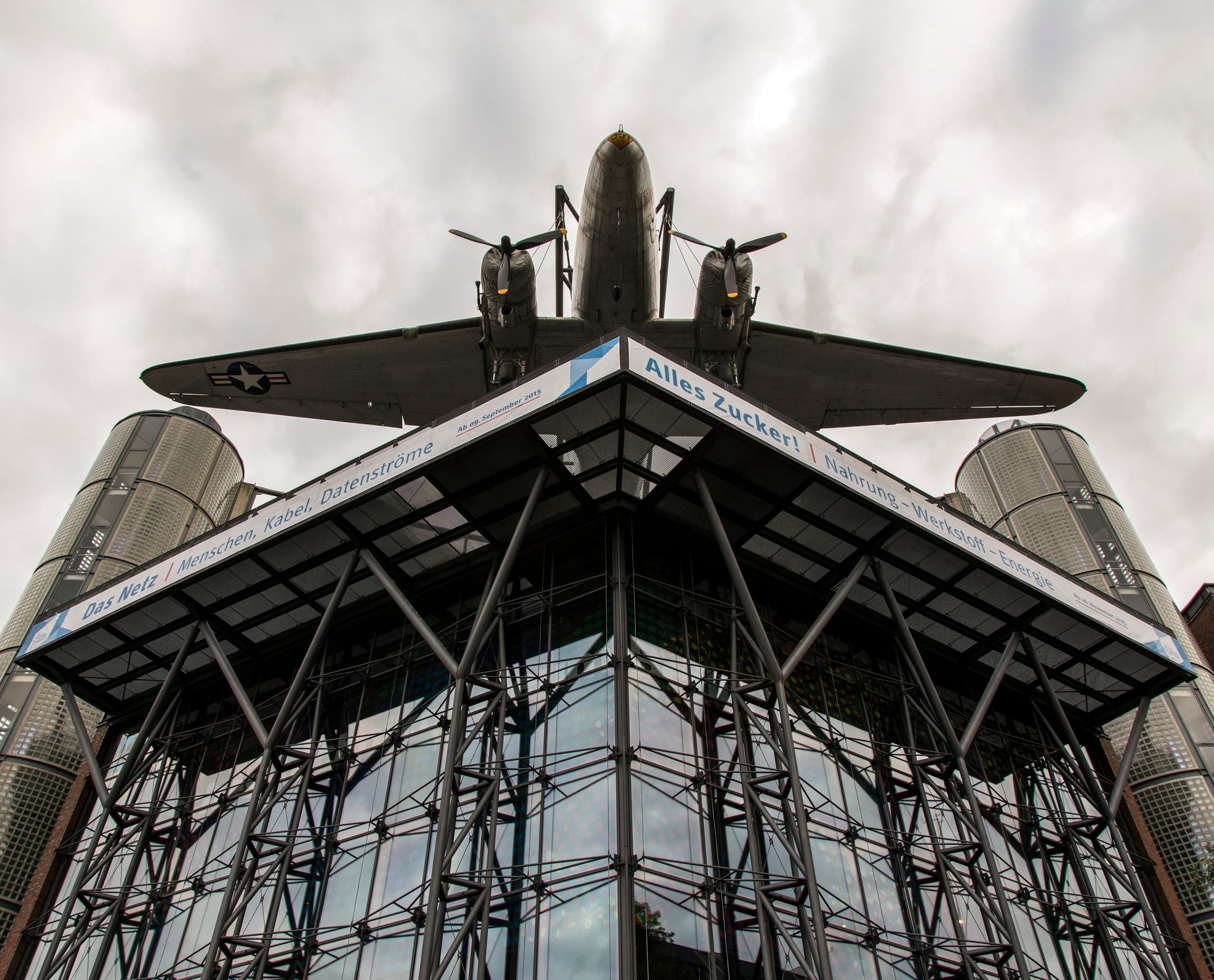 Rosinenbomber auf dem Deutschen Technikmuseum in Berlin, ein Wahrzeichen für Luftbrücke und technisches Erbe.