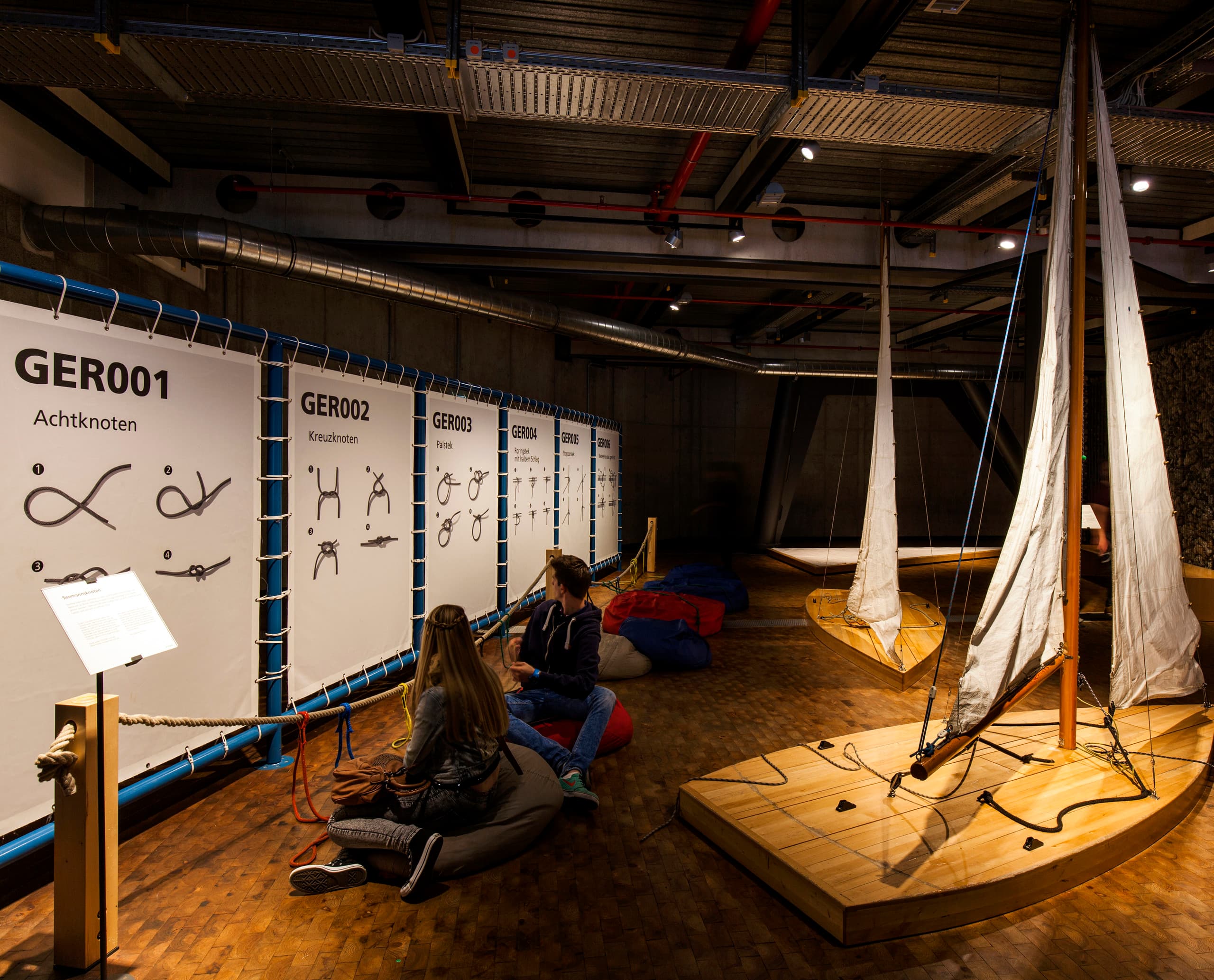 Segelboote und Knotenkunde im Deutschen Technikmuseum Berlin, beleuchtet mit ERCO LED-Technologie.