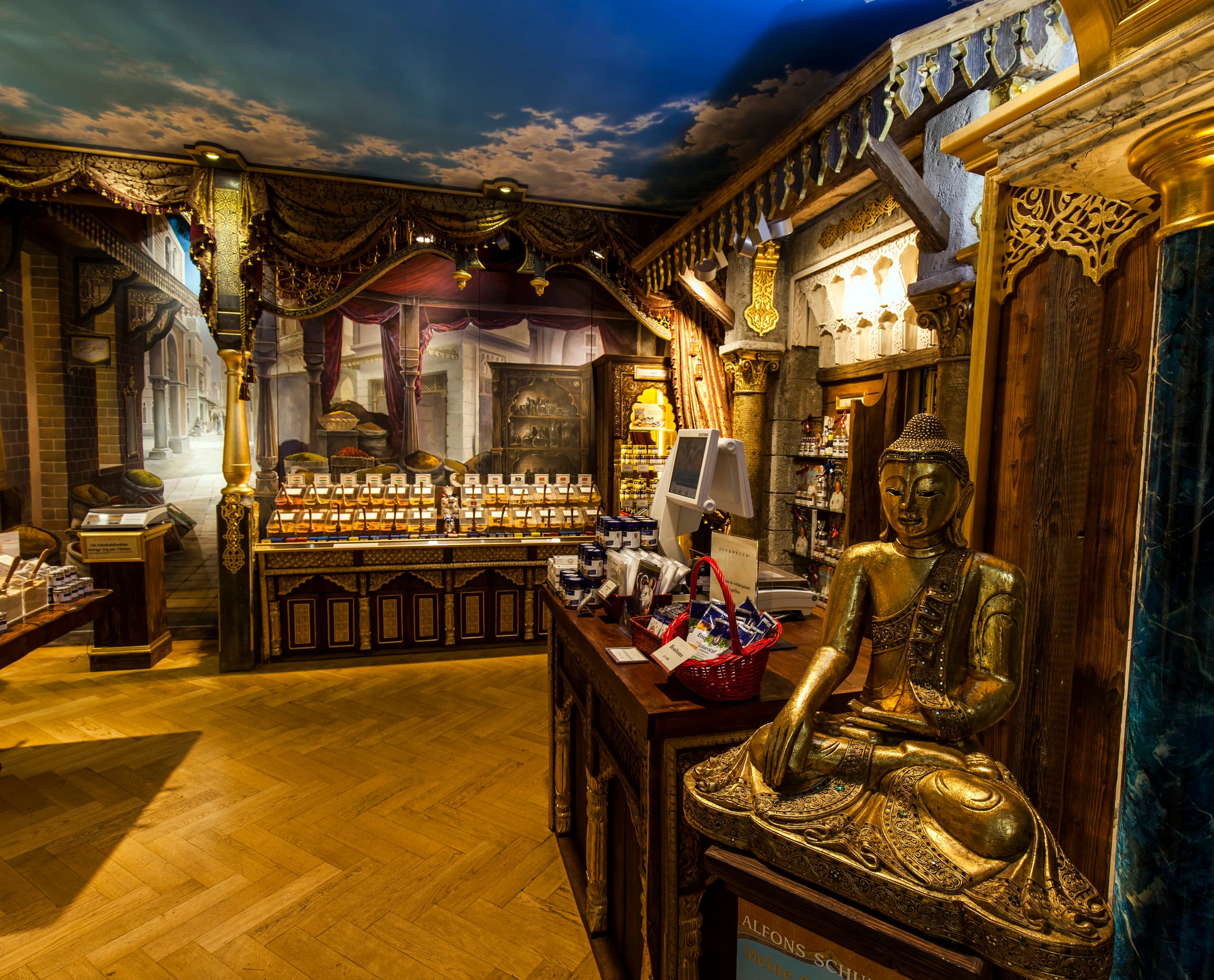 Schuhbecks Gewürzladen in München, beleuchtet mit ERCO LED-Lichtern, die orientalische Atmosphäre schaffen.