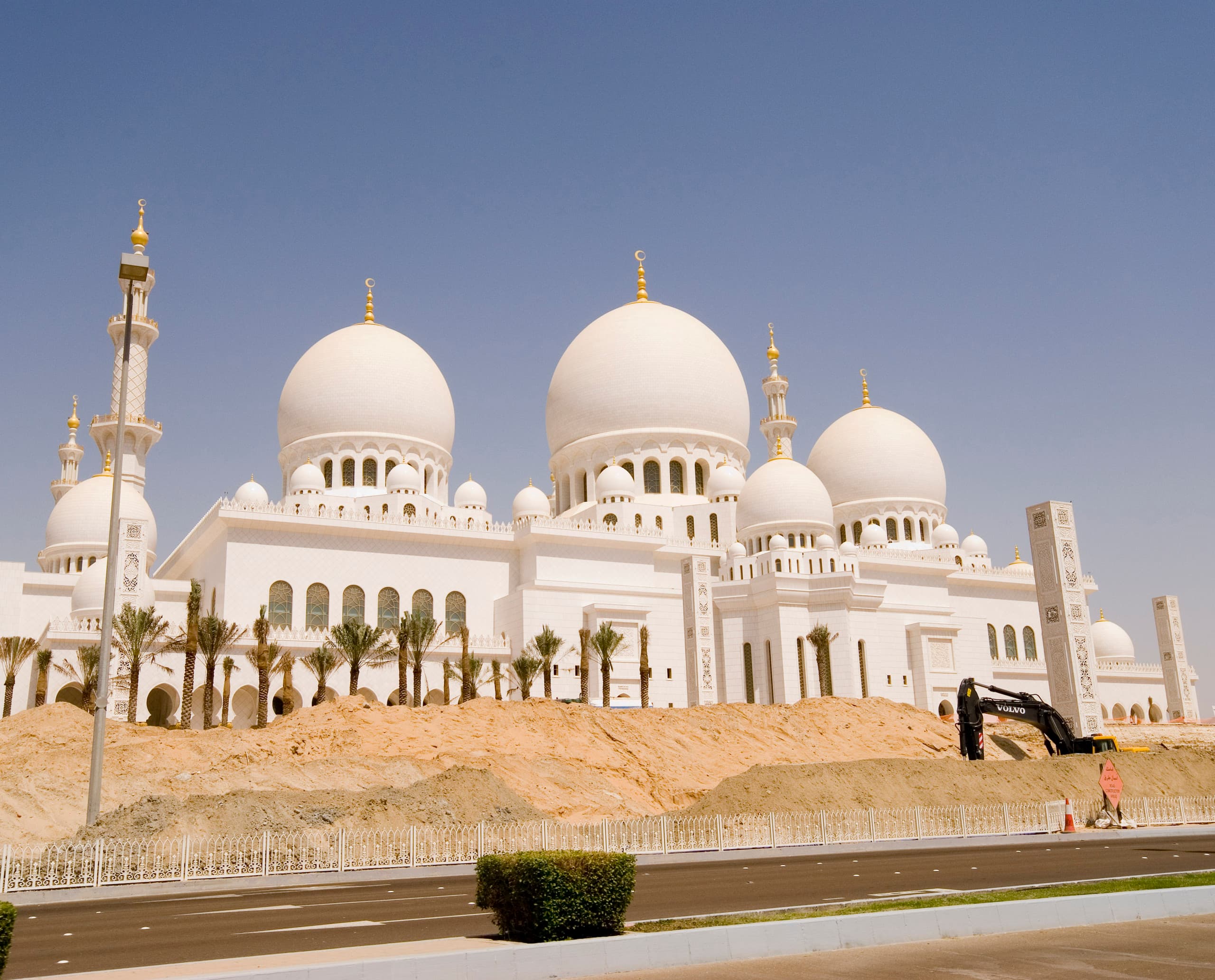 Scheich-Zayid-Moschee in Abu Dhabi, ein Gebäude der Superlative mit ERCO Beleuchtung.