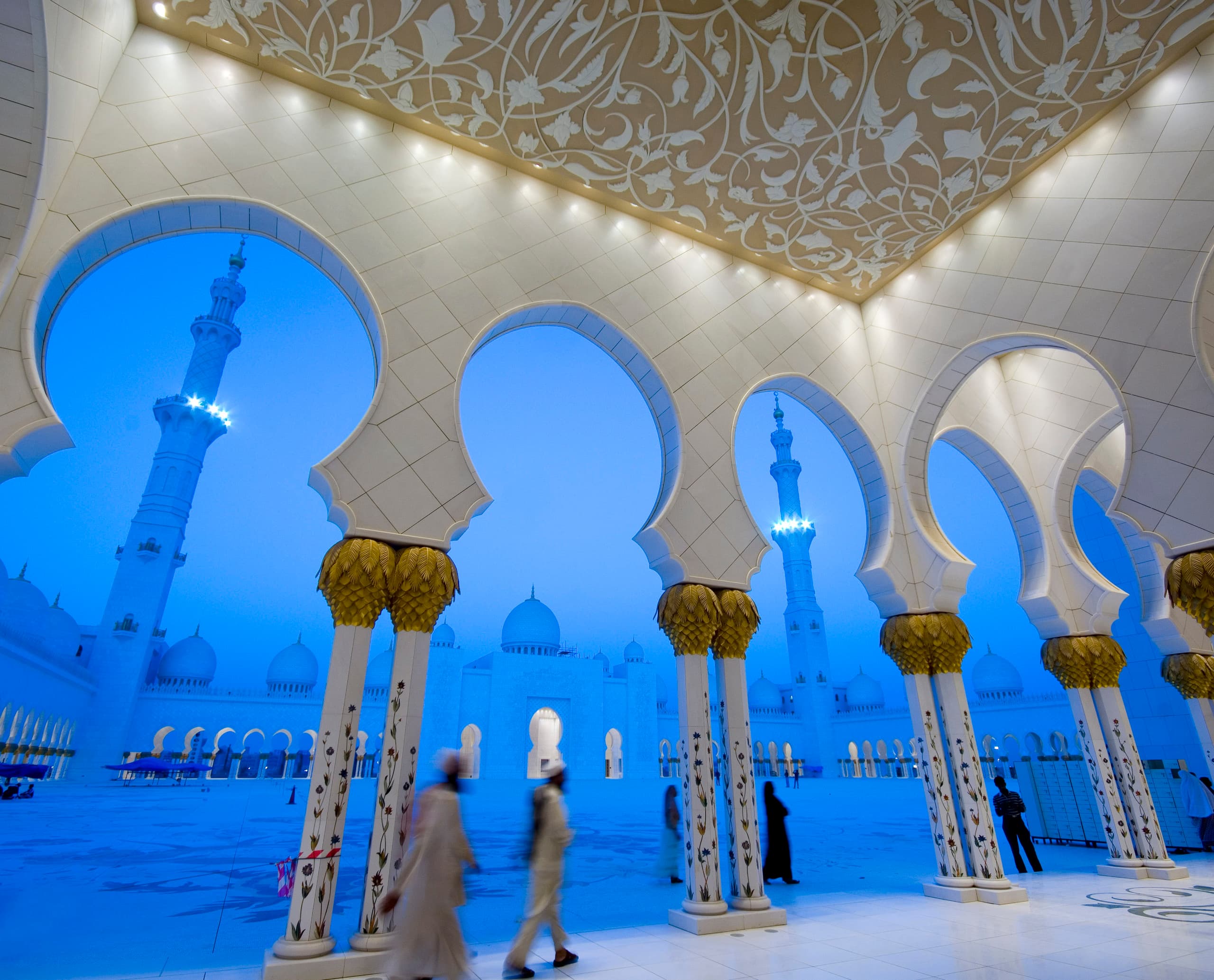 Scheich-Zayid-Moschee in Abu Dhabi, beleuchtet mit ERCO Lichtwerkzeugen für vertikale Beleuchtung.