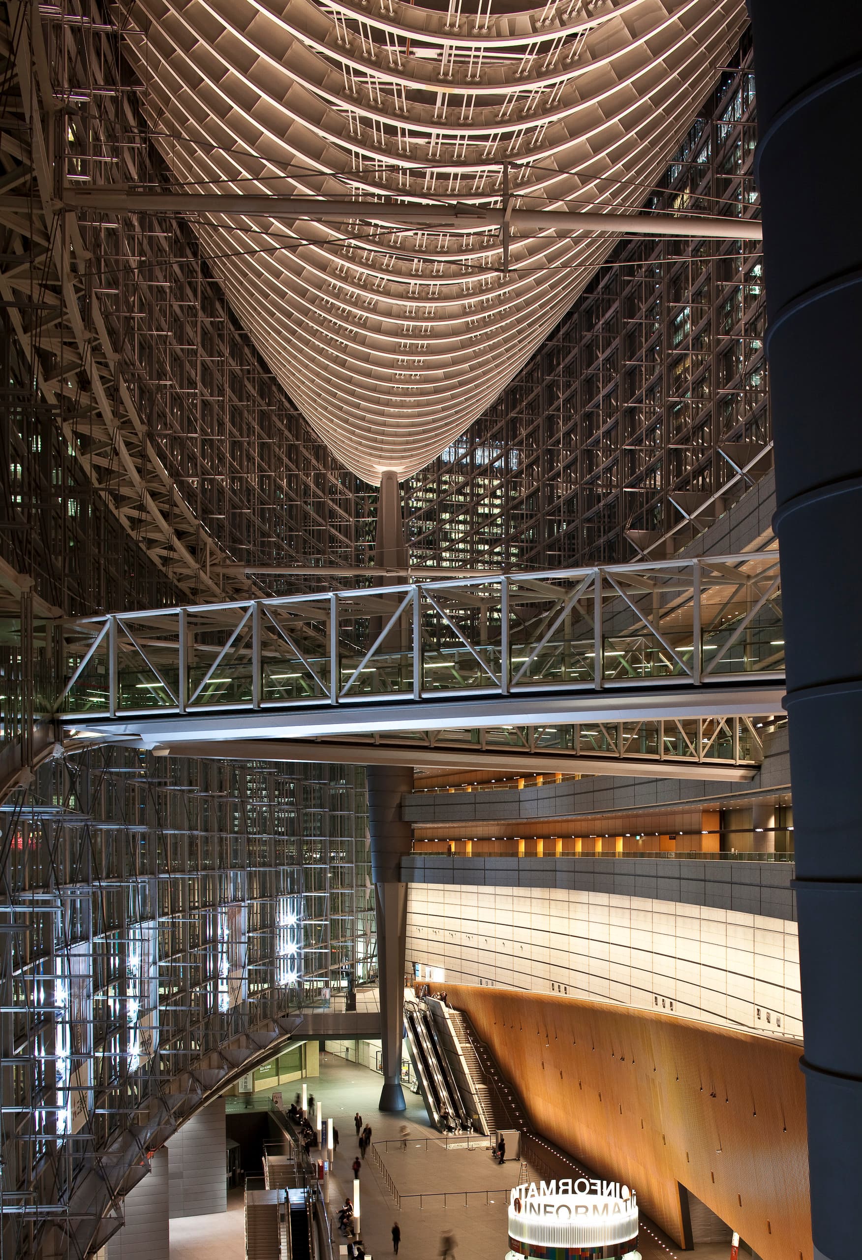 Innenansicht des Tokyo International Forum mit energieeffizienter LED-Beleuchtung.