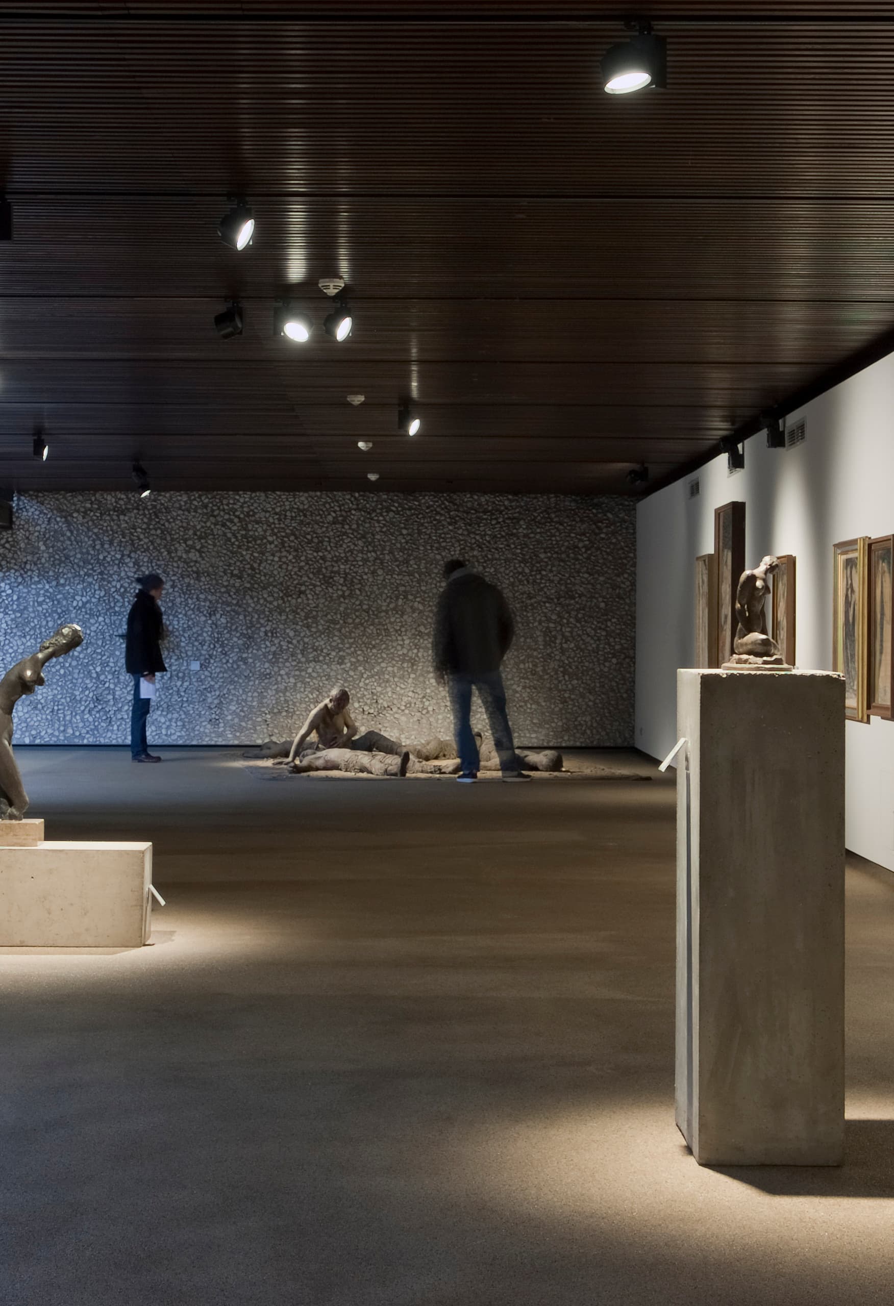 Lehmbruck-Museum Galerie mit Optec LED Strahlern, die Skulpturen hervorheben.