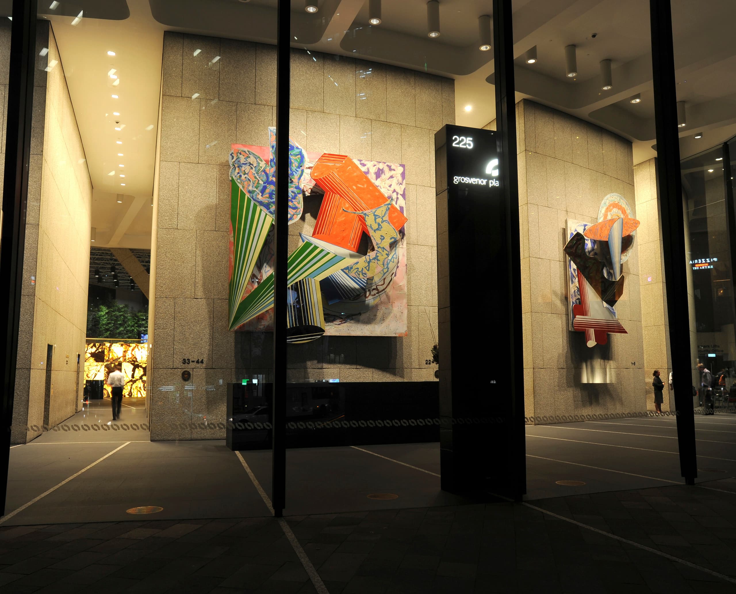 Grosvenor Place Lobby mit Kunstwerken und ERCO LED-Beleuchtung für hohe Decken.