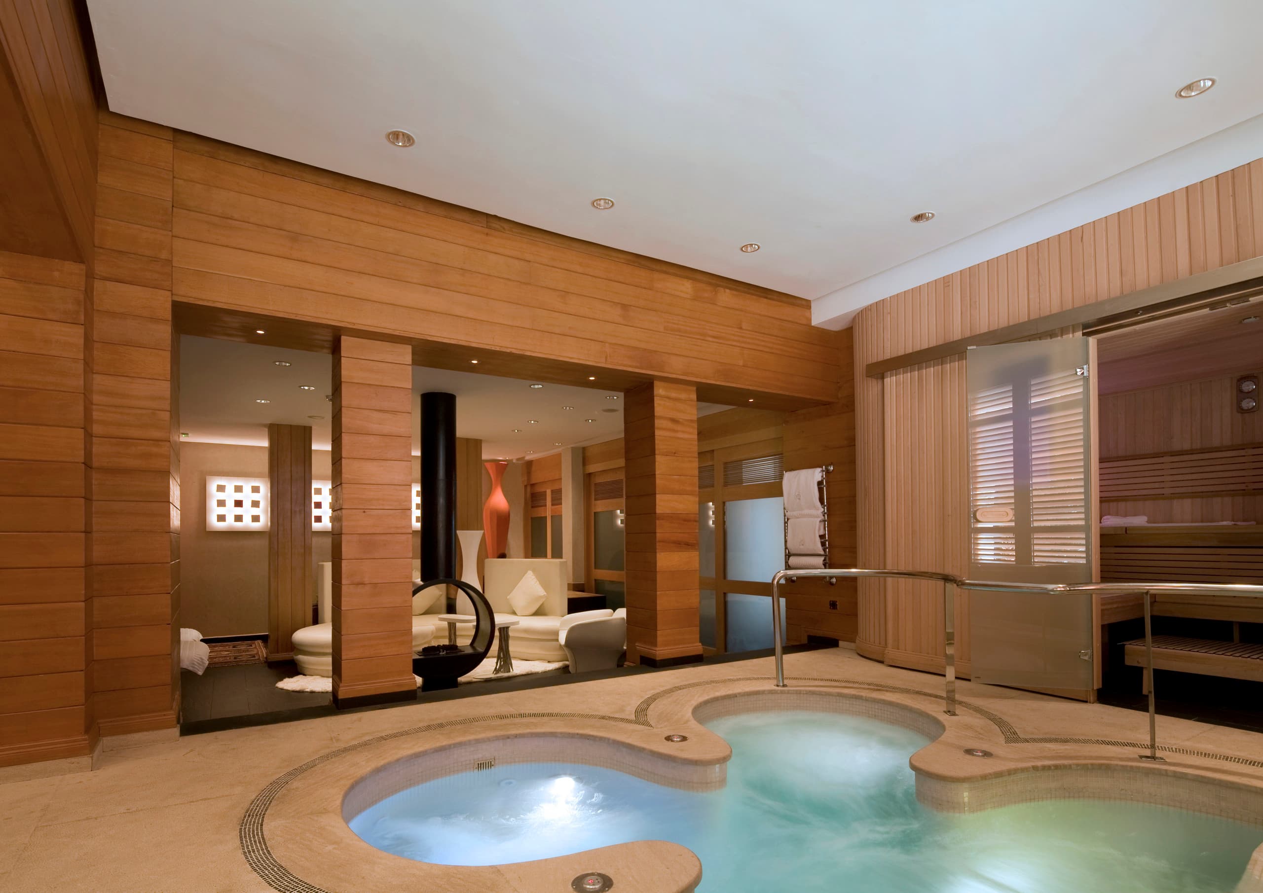 Wellnessbereich mit ERCO Beleuchtung: Entspannungsort mit Pools und sanftem Licht für Hotels.