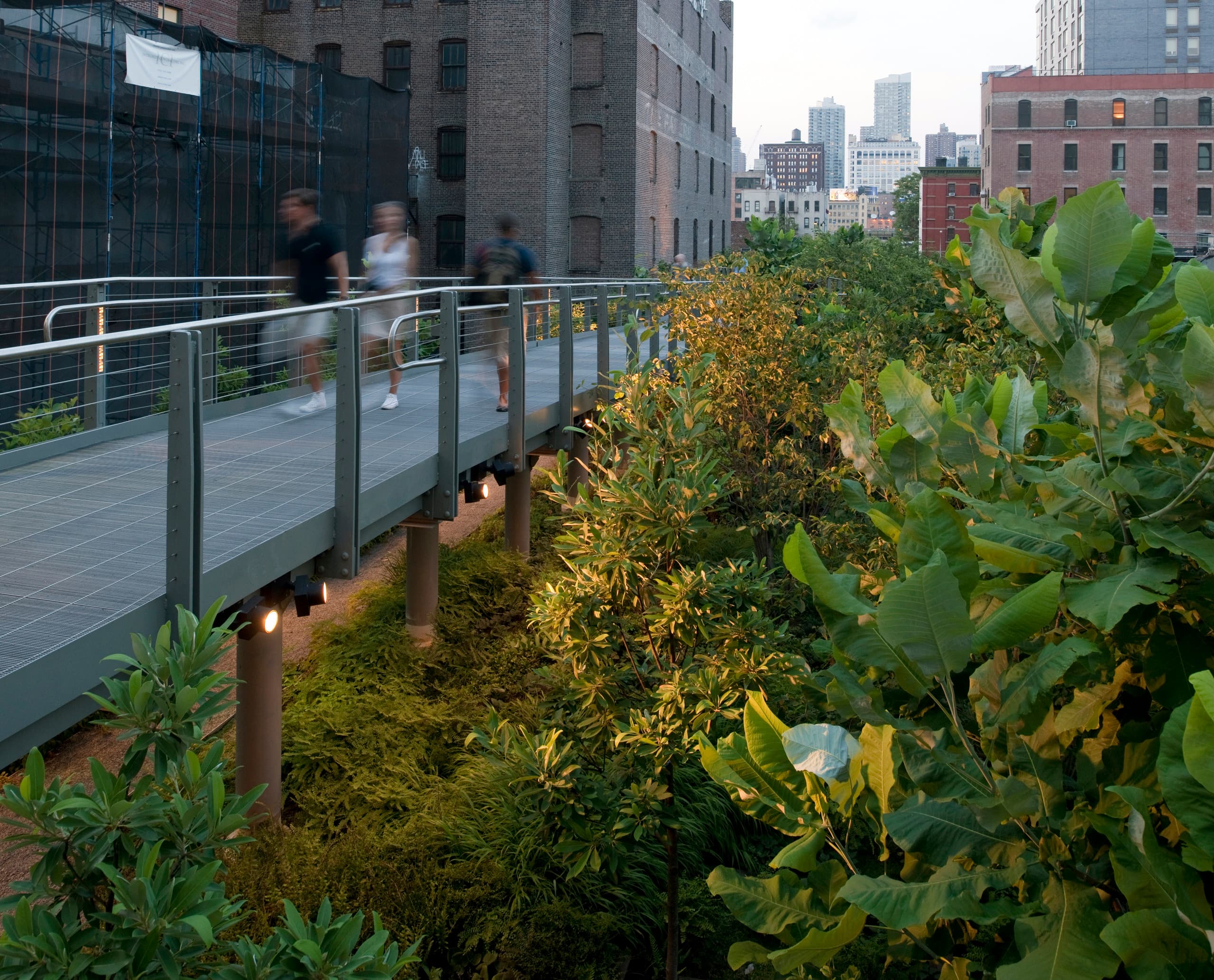 ERCO Beleuchtung im Highline Park, Manhattan. Urbane Beleuchtungslösung für erhöhte Grünflächen.