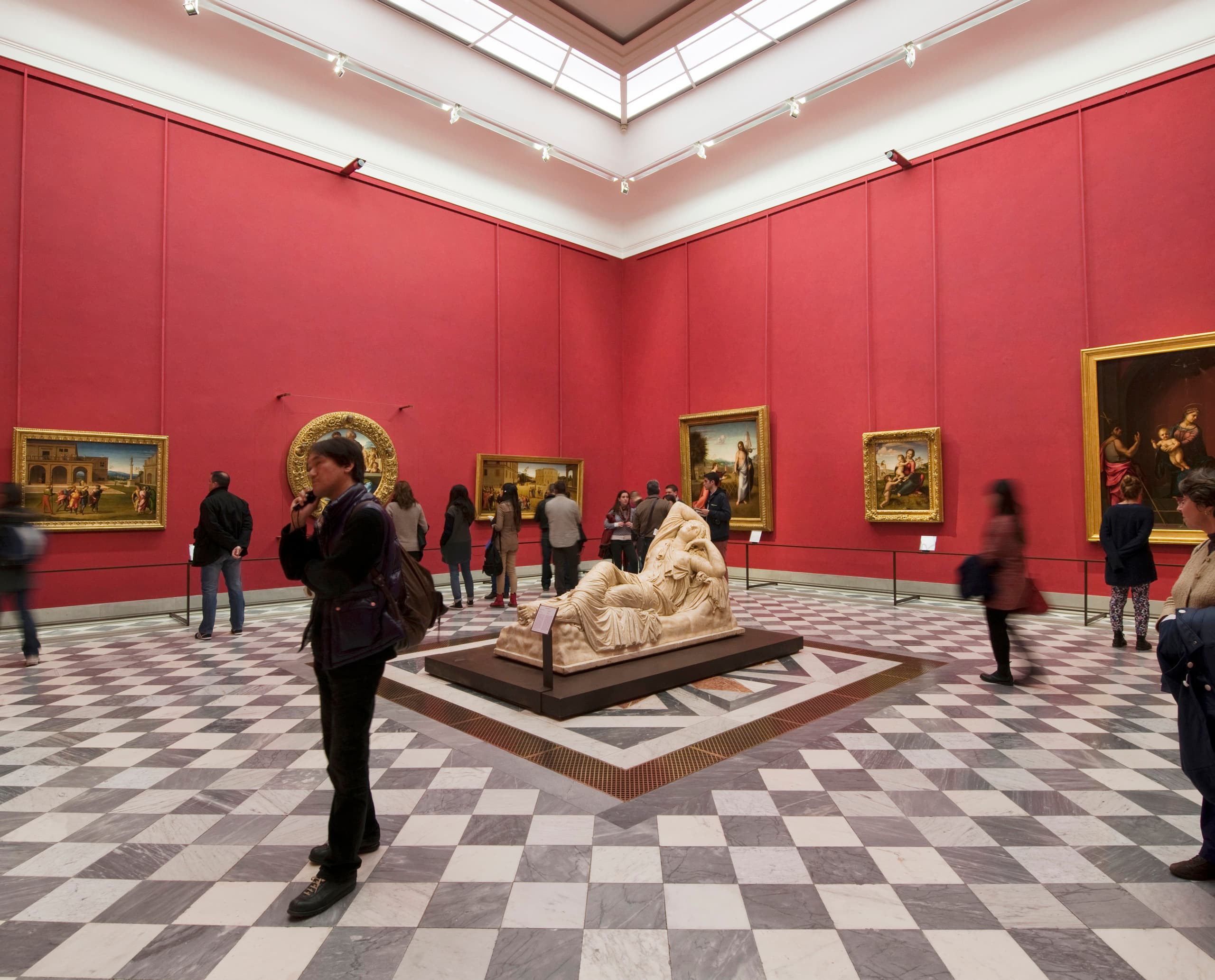Innenraum der Uffizien mit Skulptur und Gemälden, beleuchtet mit ERCO LED-Leuchten.