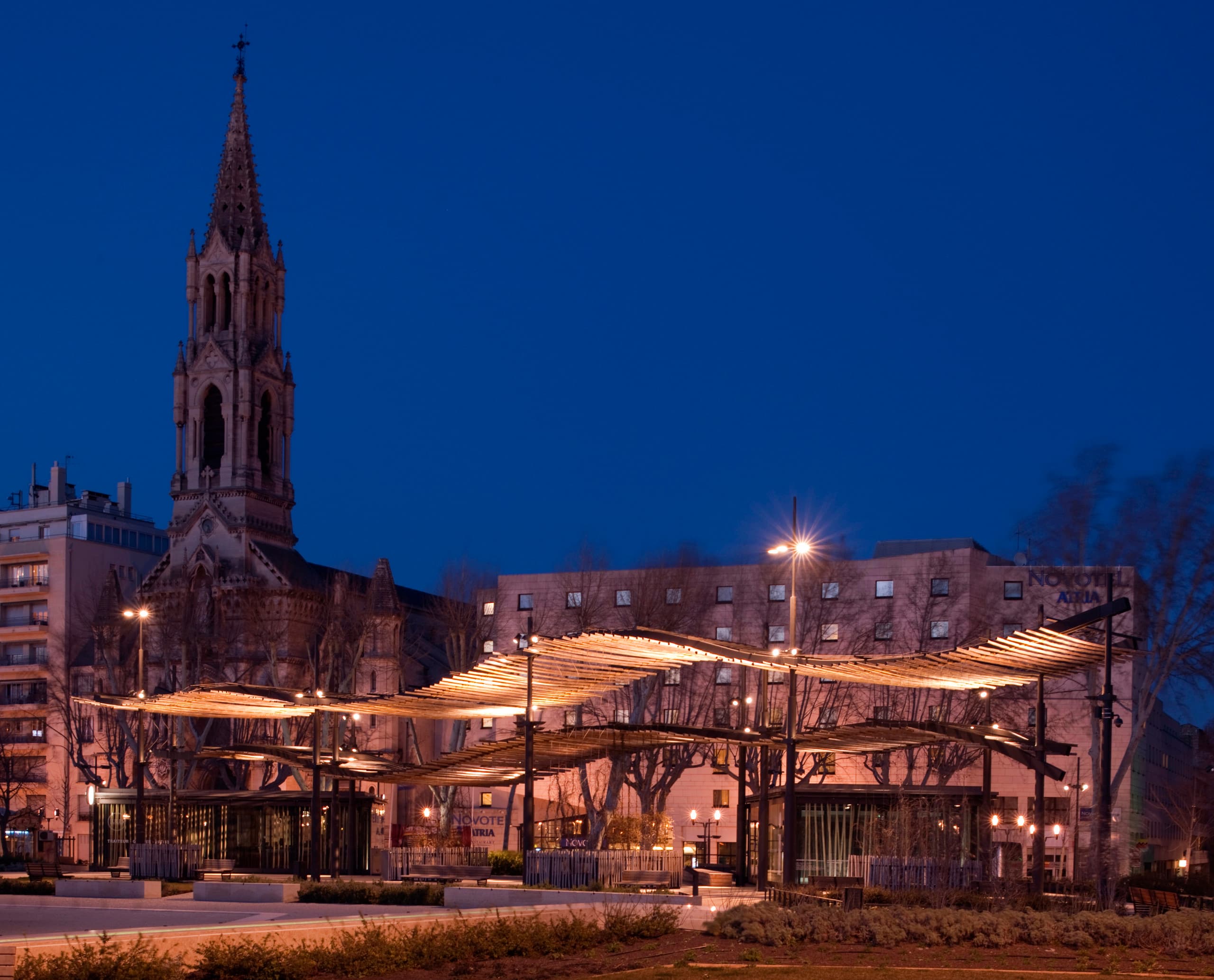 ERCO beleuchtet die Esplanade Nîmes, einen beliebten Treffpunkt mit historischer Architektur.