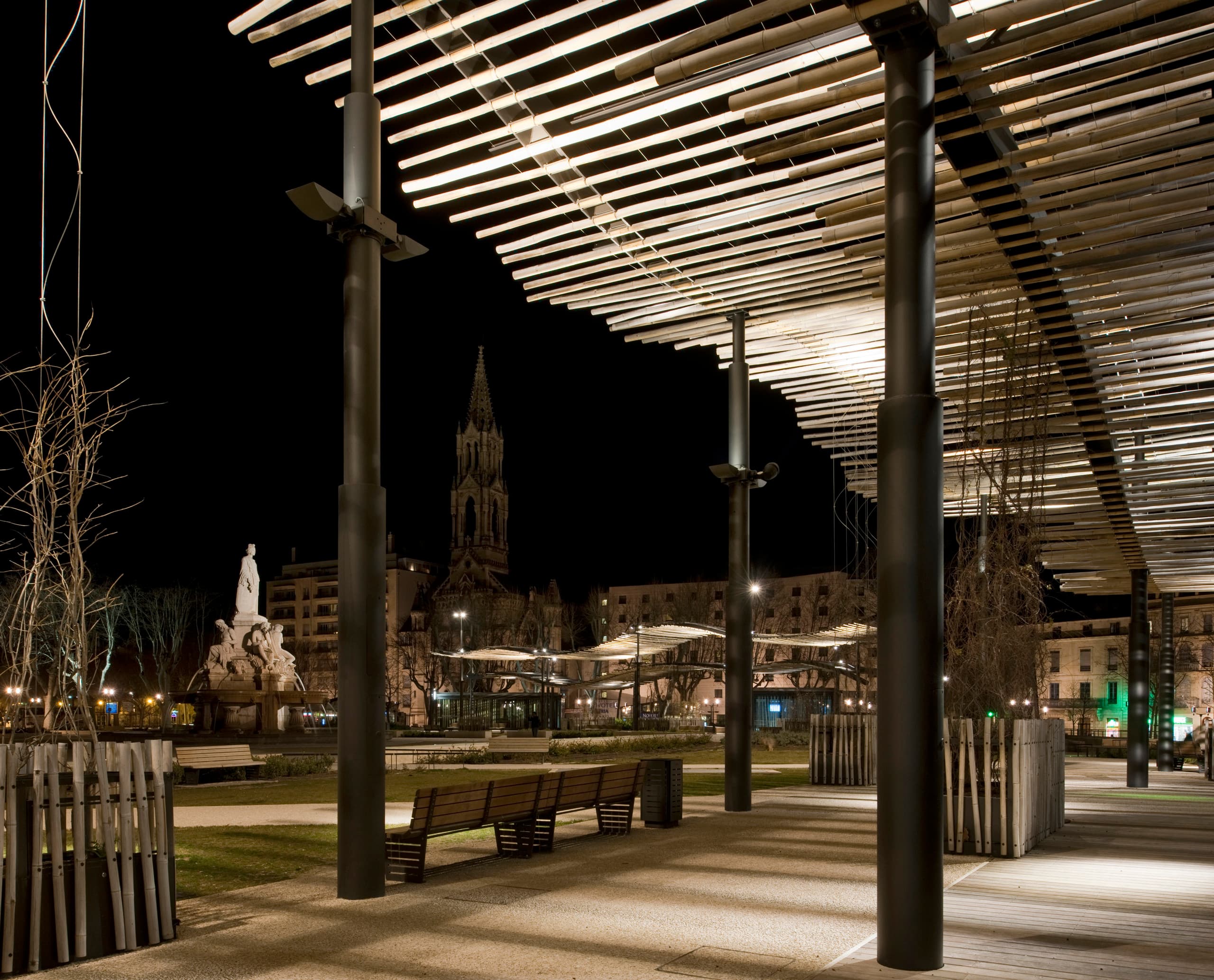ERCO LED-Beleuchtung der Esplanade Nîmes, ein beliebter Treffpunkt in Frankreich.