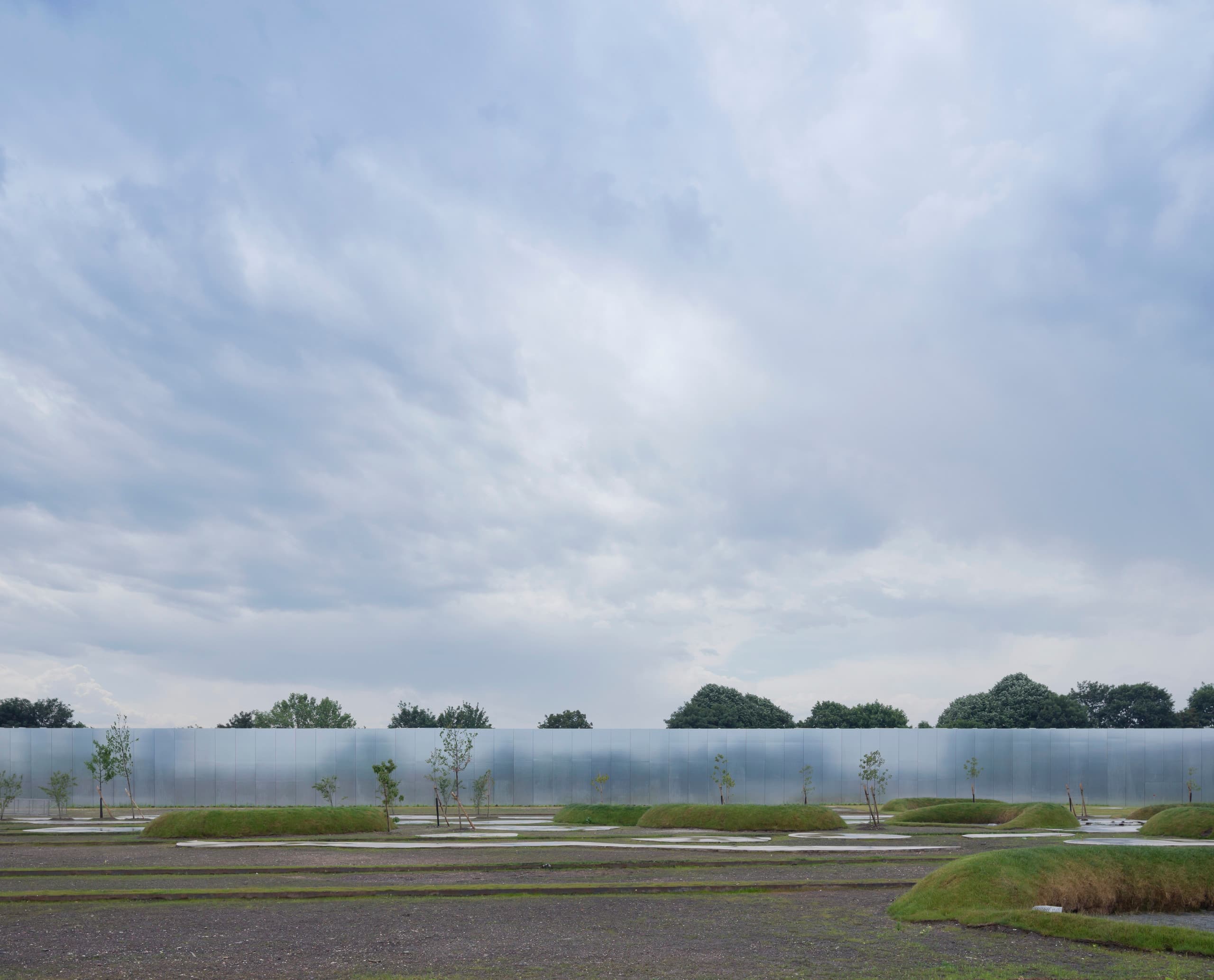 Louvre Lens Museum Außenansicht mit ERCO LED Beleuchtung und Landschaftsgestaltung.