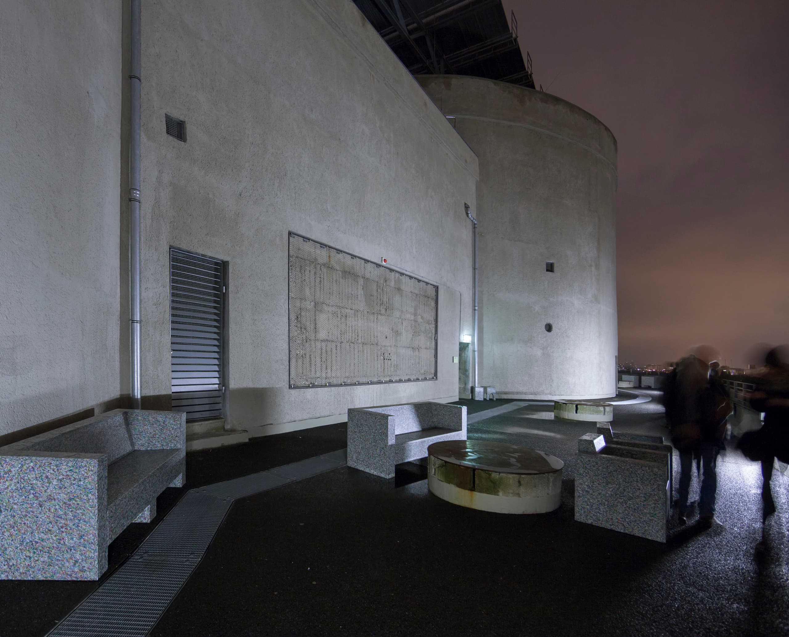 ERCO Grasshopper Leuchten beleuchten den Energiebunker Hamburg bei Nacht.