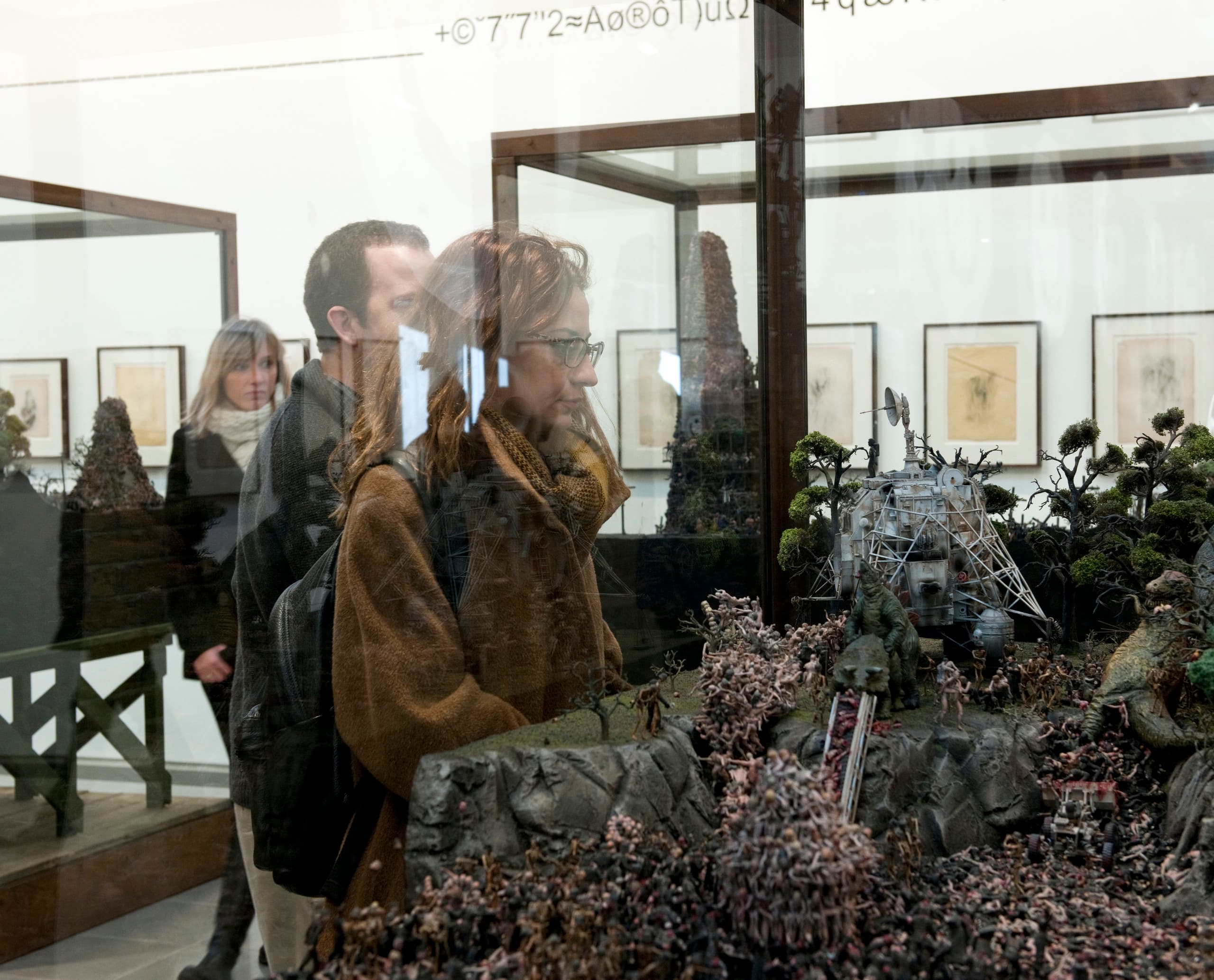 Besucher betrachten eine Installation von Jake und Dinos Chapman in der Serpentine Sackler Gallery, beleuchtet mit ERCO Licht.