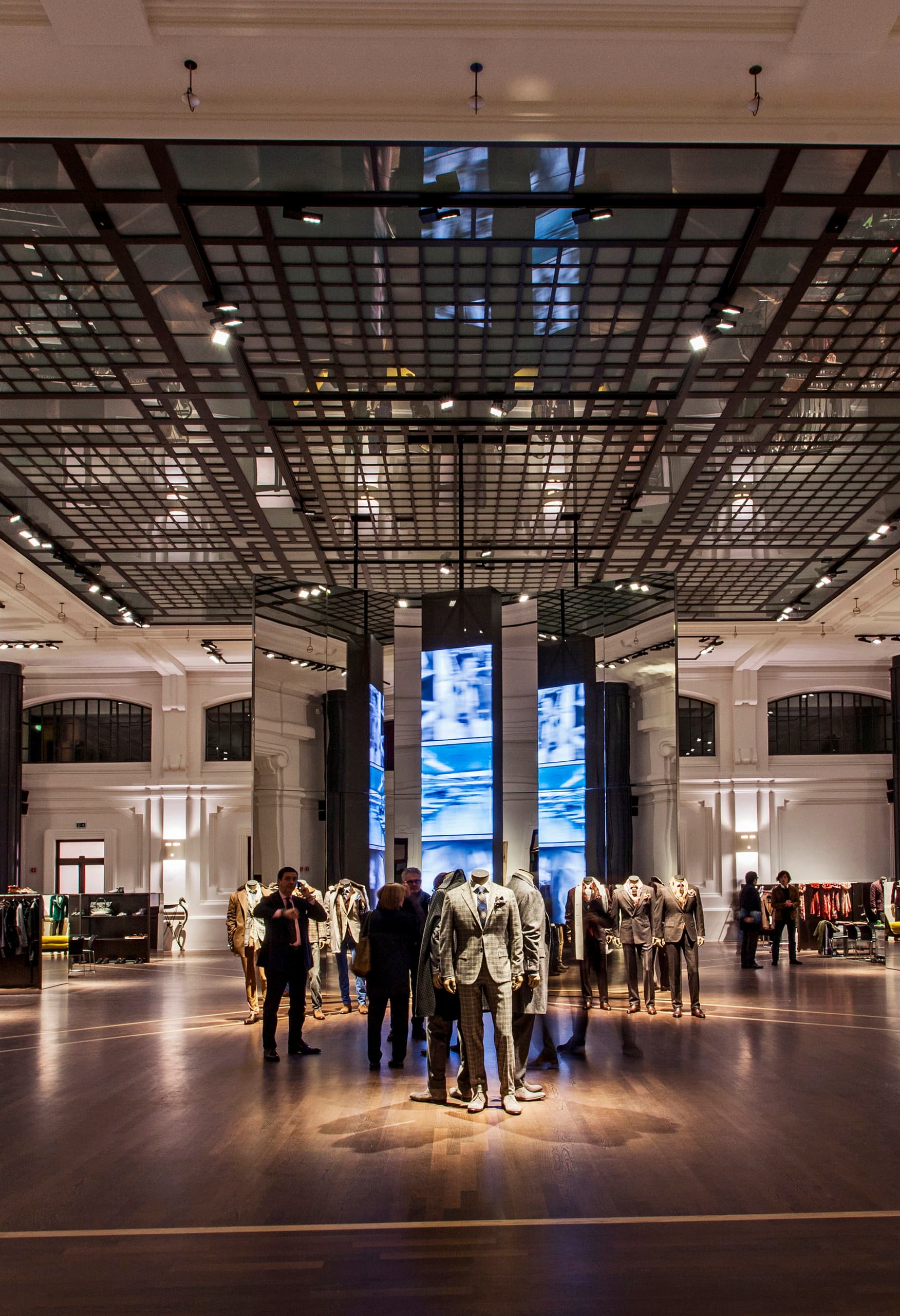 Kiton Store Mailand: ERCO LED-Licht akzentuiert hochwertige Herrenmode in historischem Ambiente.