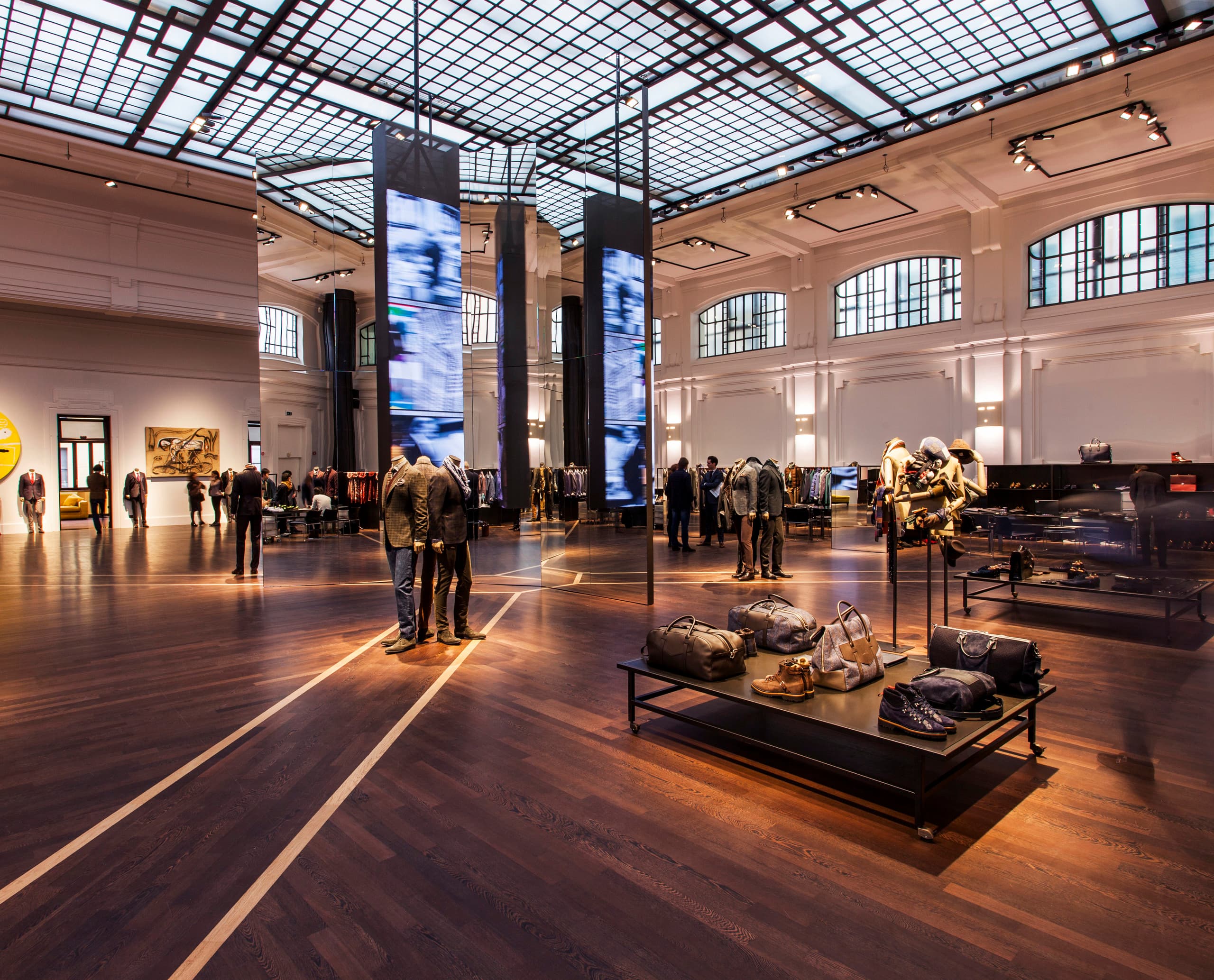 Kiton Store Mailand: ERCO LED-Licht akzentuiert hochwertige Herrenmode in historischem Ambiente.