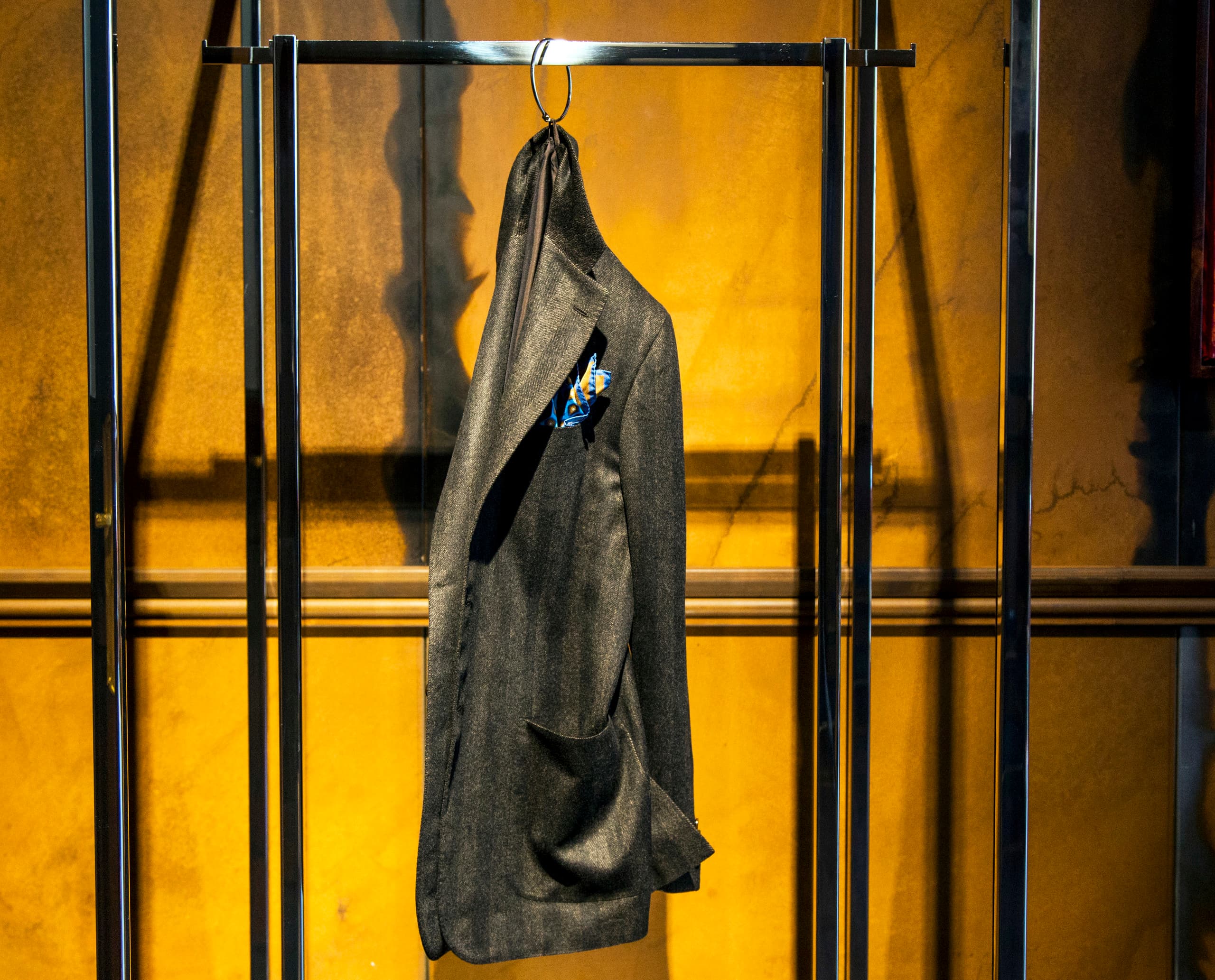 Kiton Anzug im Mailänder Geschäft, beleuchtet mit ERCO LED-Licht für akzentuierte Details.