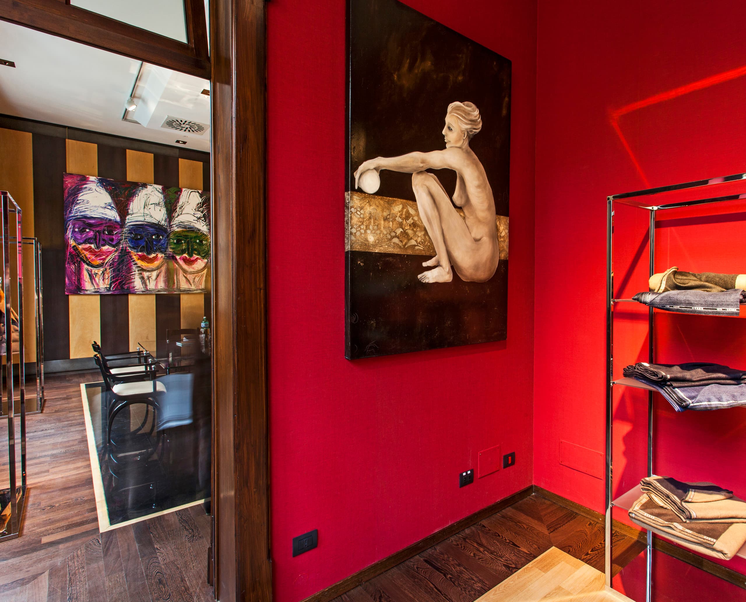 Kiton Store Mailand: Kunst und Mode im Zusammenspiel, akzentuiert durch LED-Beleuchtung.