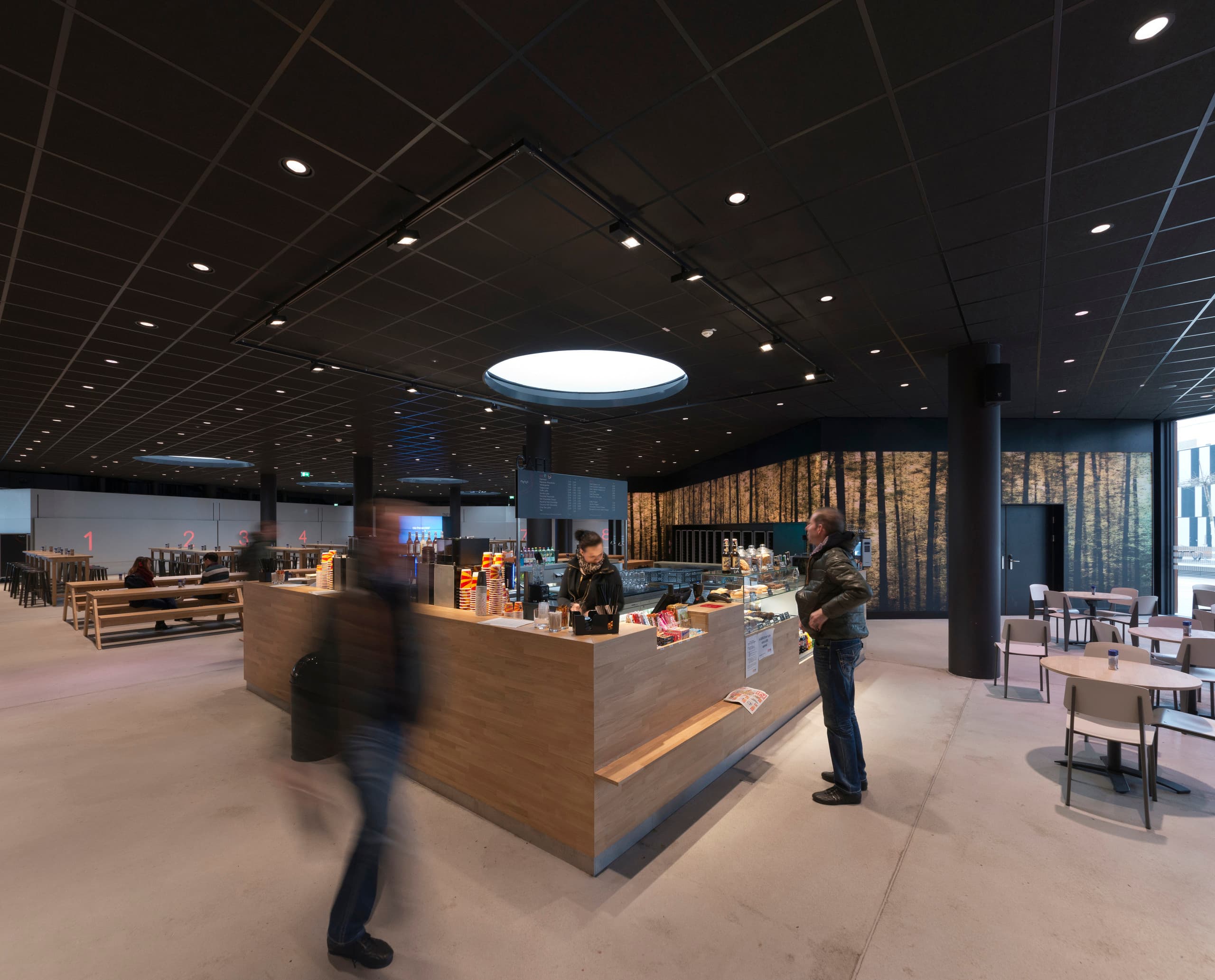 Cafeteria der Wirtschaftsuniversität Wien mit ERCO LED-Beleuchtung für soziale Interaktion.