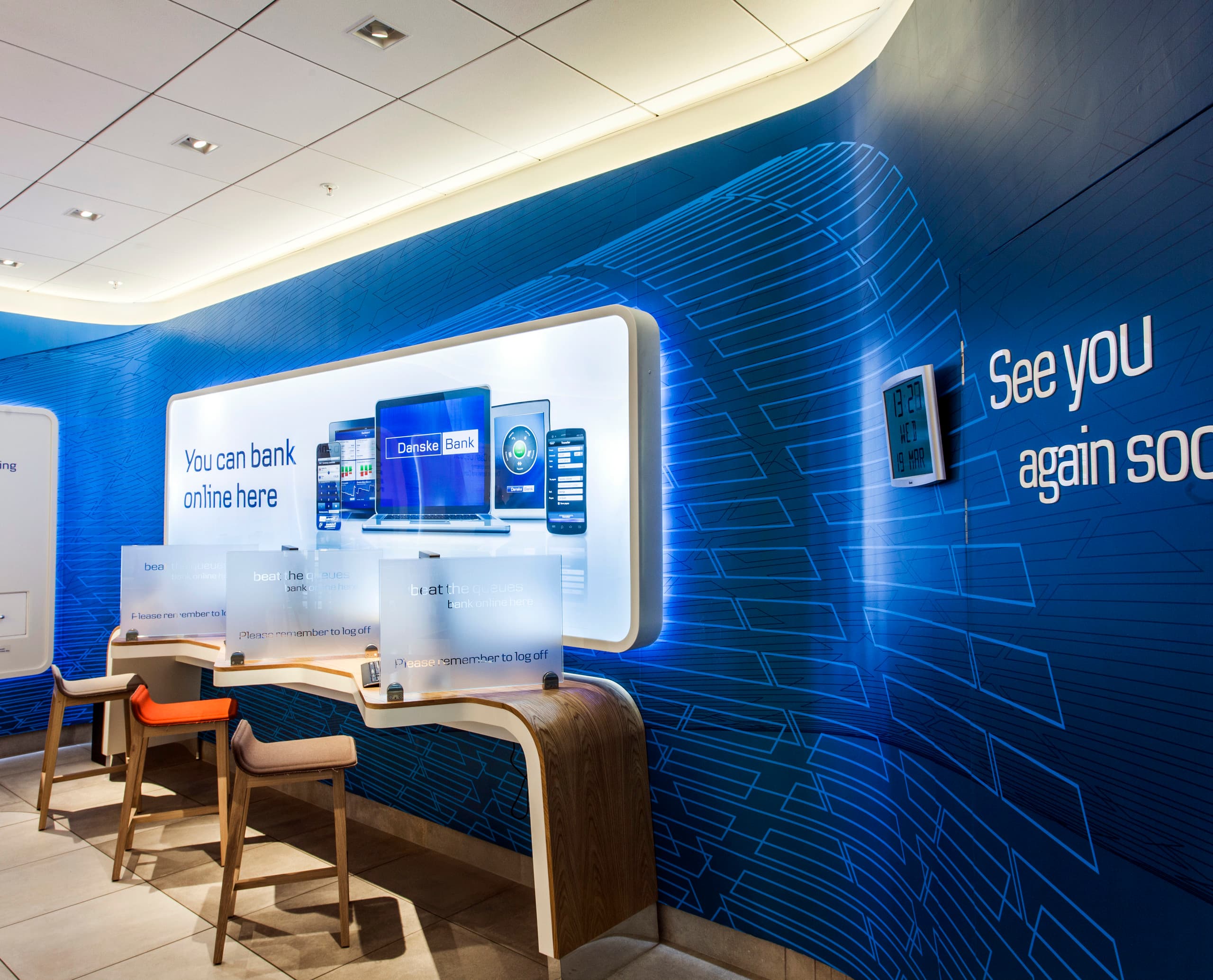 Danske Bank Filiale in Belfast mit LED-Beleuchtung für einladende Atmosphäre.