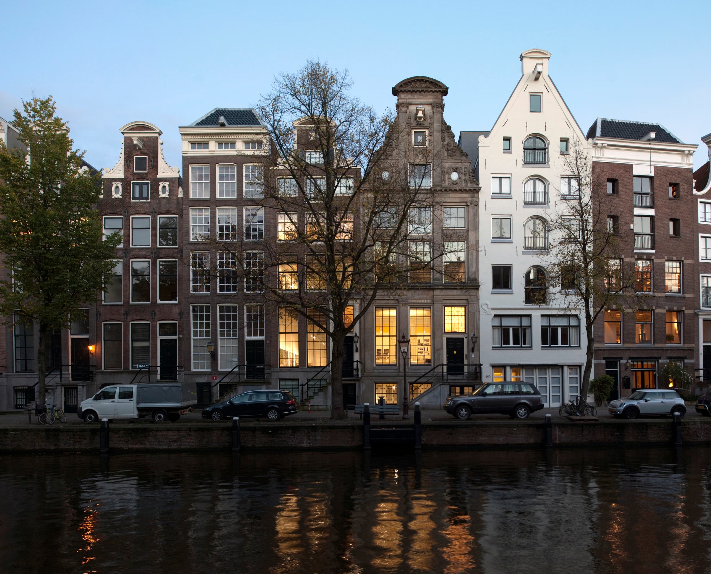 Huis Marseille Museum in Amsterdam mit ERCO LED-Beleuchtung in historischer Architektur.