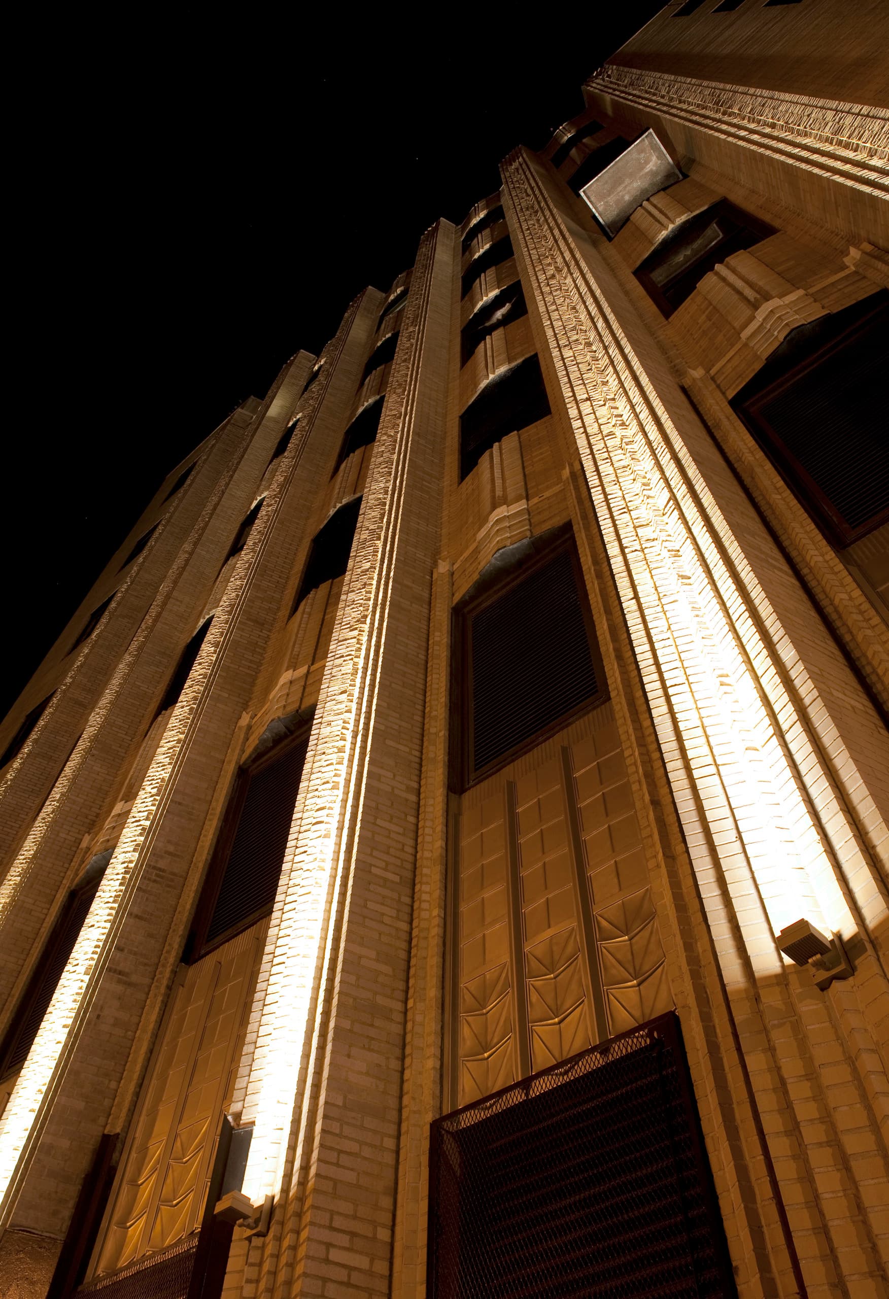 Detailaufnahme des beleuchteten Walker Tower in New York mit ERCO Lichtprojektoren.
