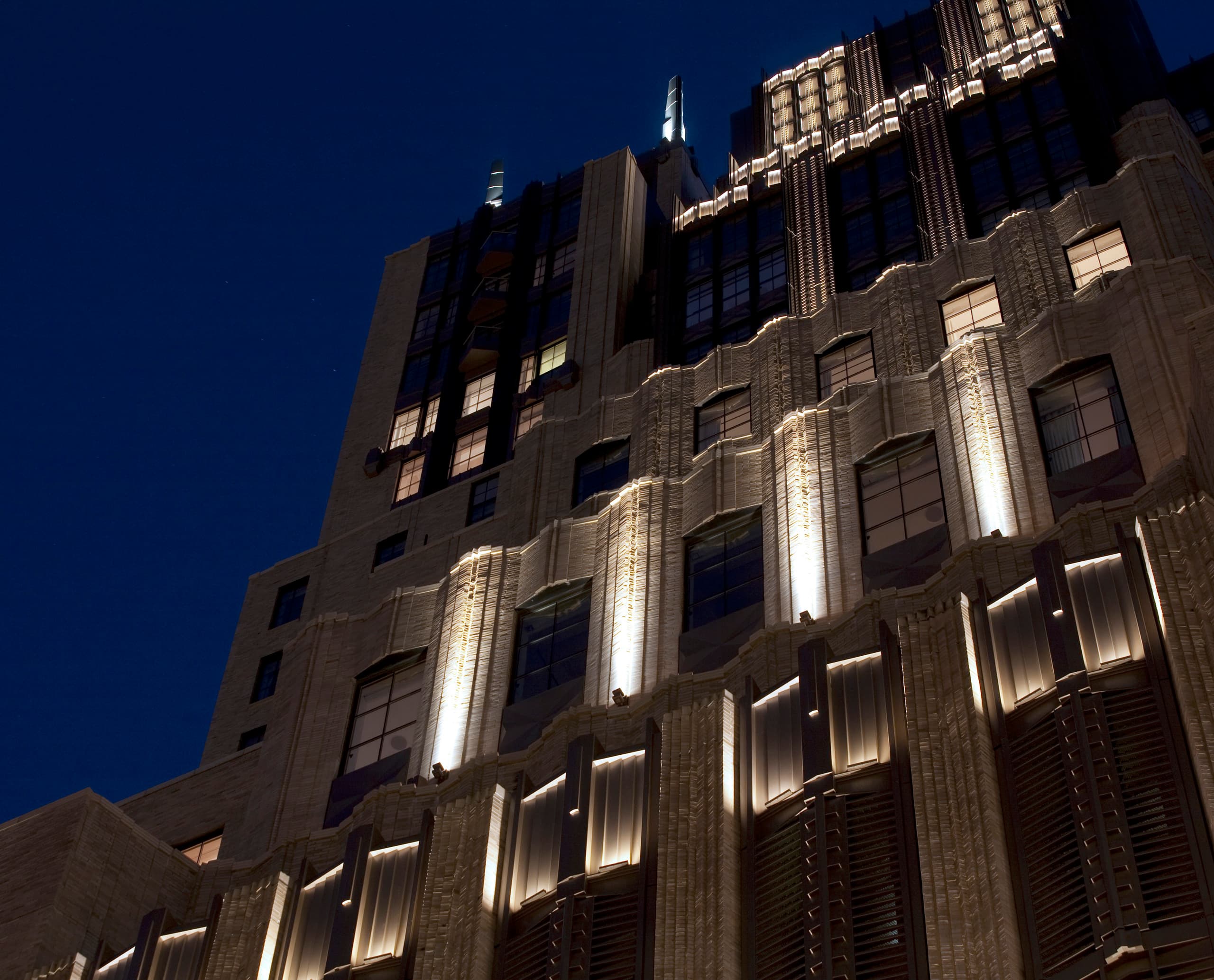 Die Fassade des Walker Tower Apartmentgebäudes in New York, beleuchtet mit ERCO Strahlern.
