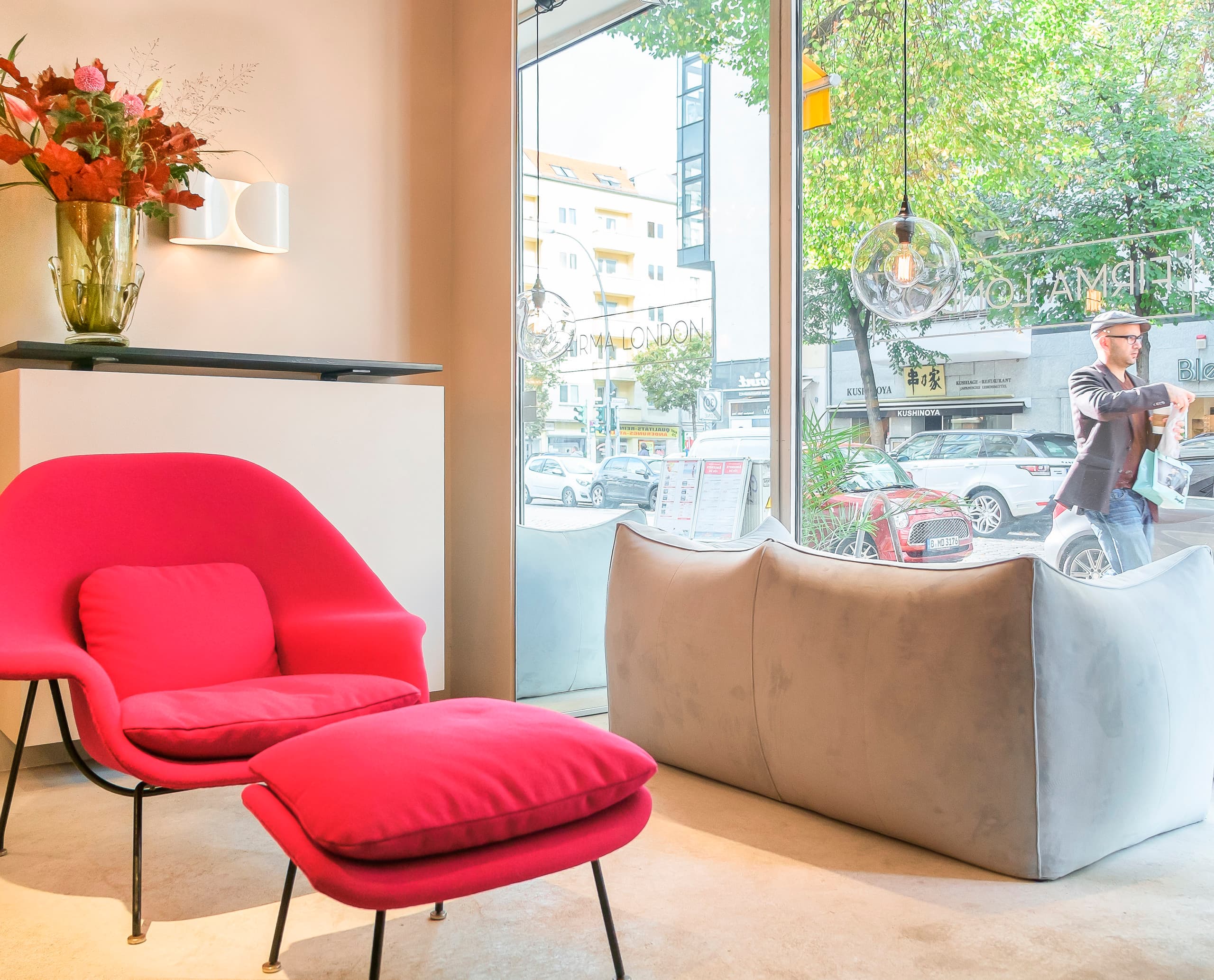 Firma London: Vintage-Designmöbel mit ERCO LED-Shopbeleuchtung und Spherolit-Technologie.