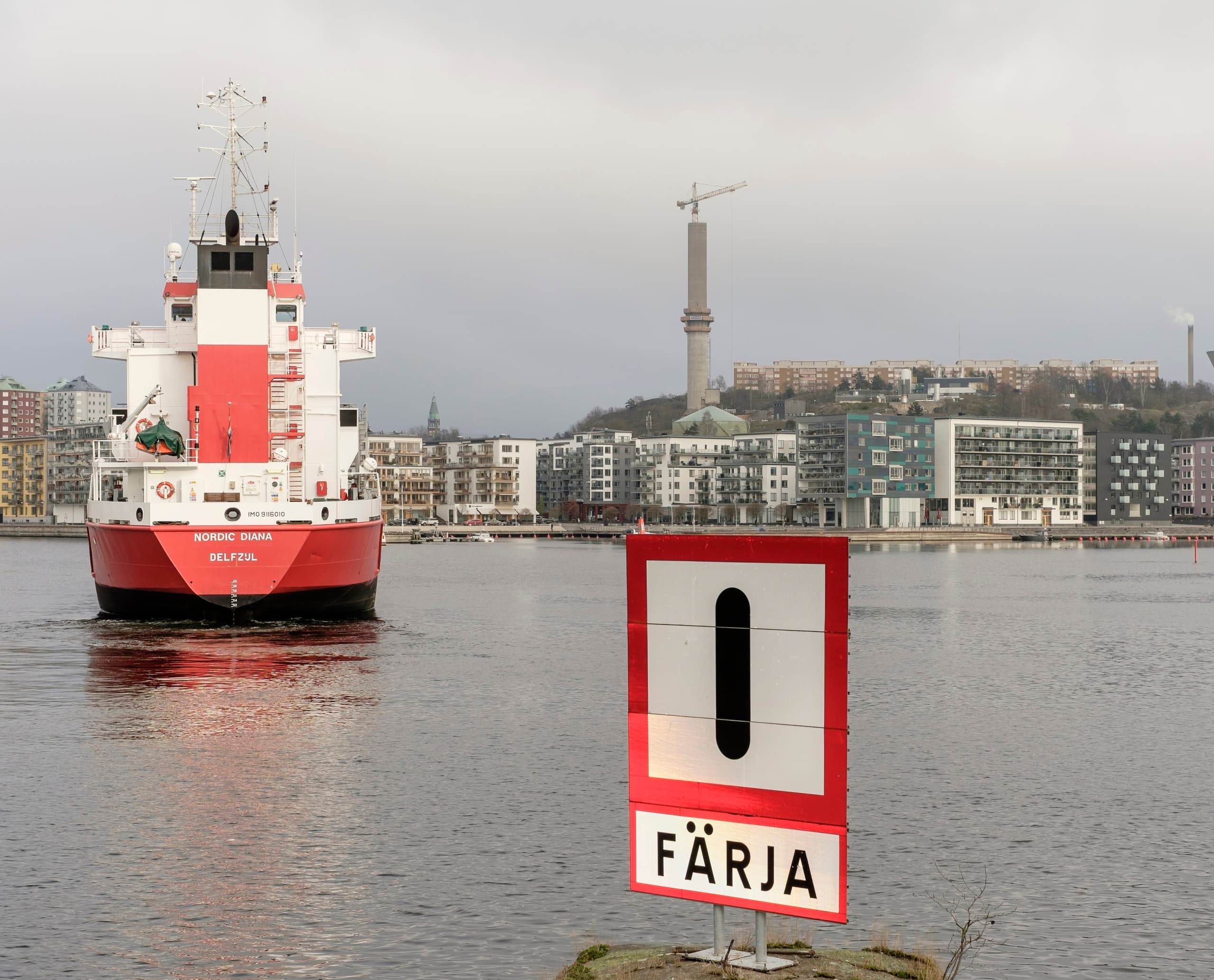 Fährschiff in Stockholm, Schweden, mit Blick auf die Stadtlandschaft.