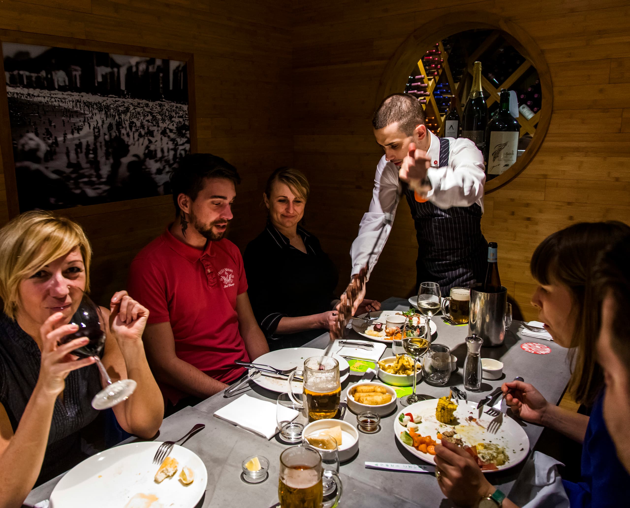 Restaurantbeleuchtung: Gäste genießen Speisen im stimmungsvollen Licht, das eine angenehme Atmosphäre schafft.