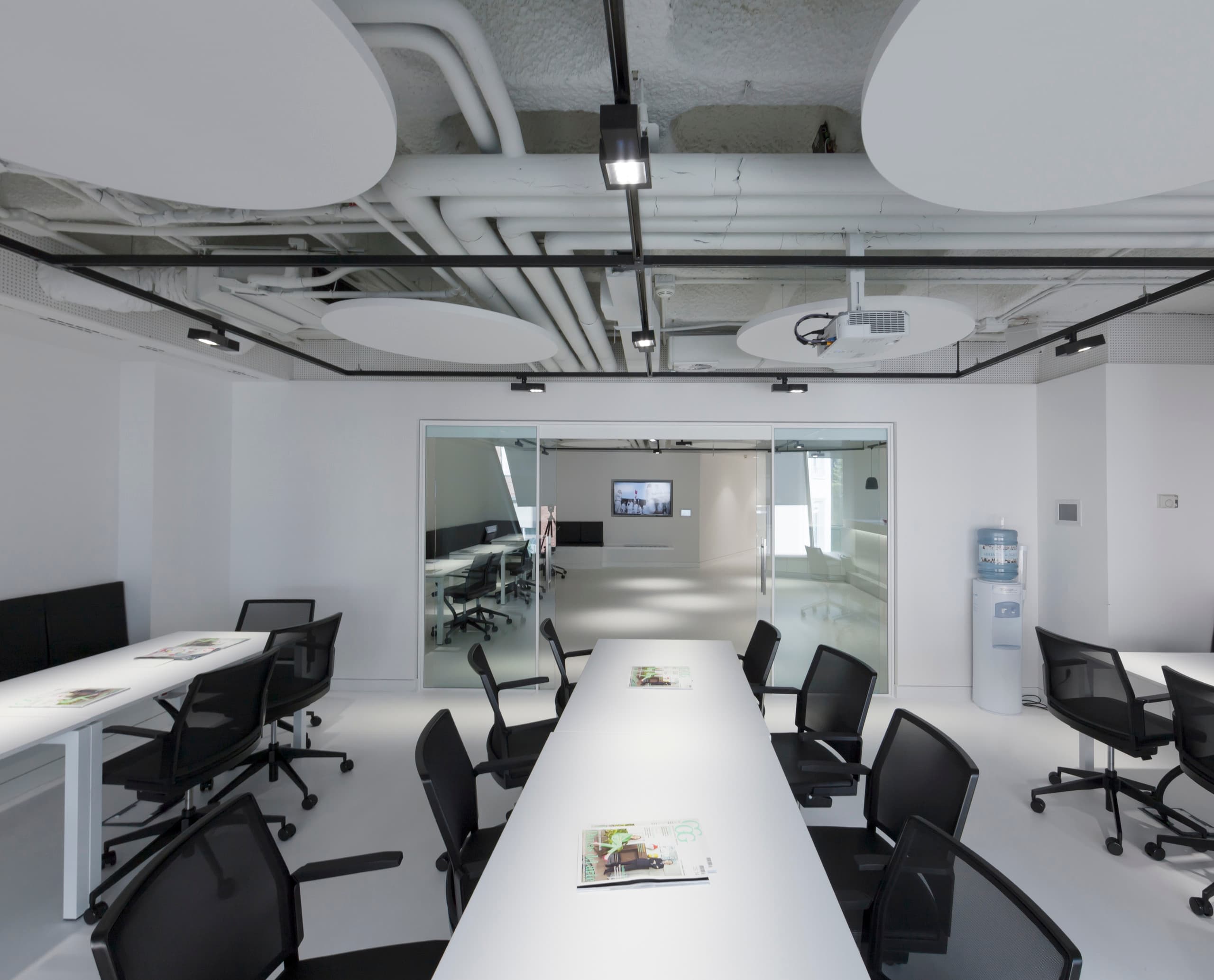 ERCO Opton Strahler beleuchten das Engel & Völkers Market Center Madrid, mit Fokus auf visuellen Komfort und Effizienz.