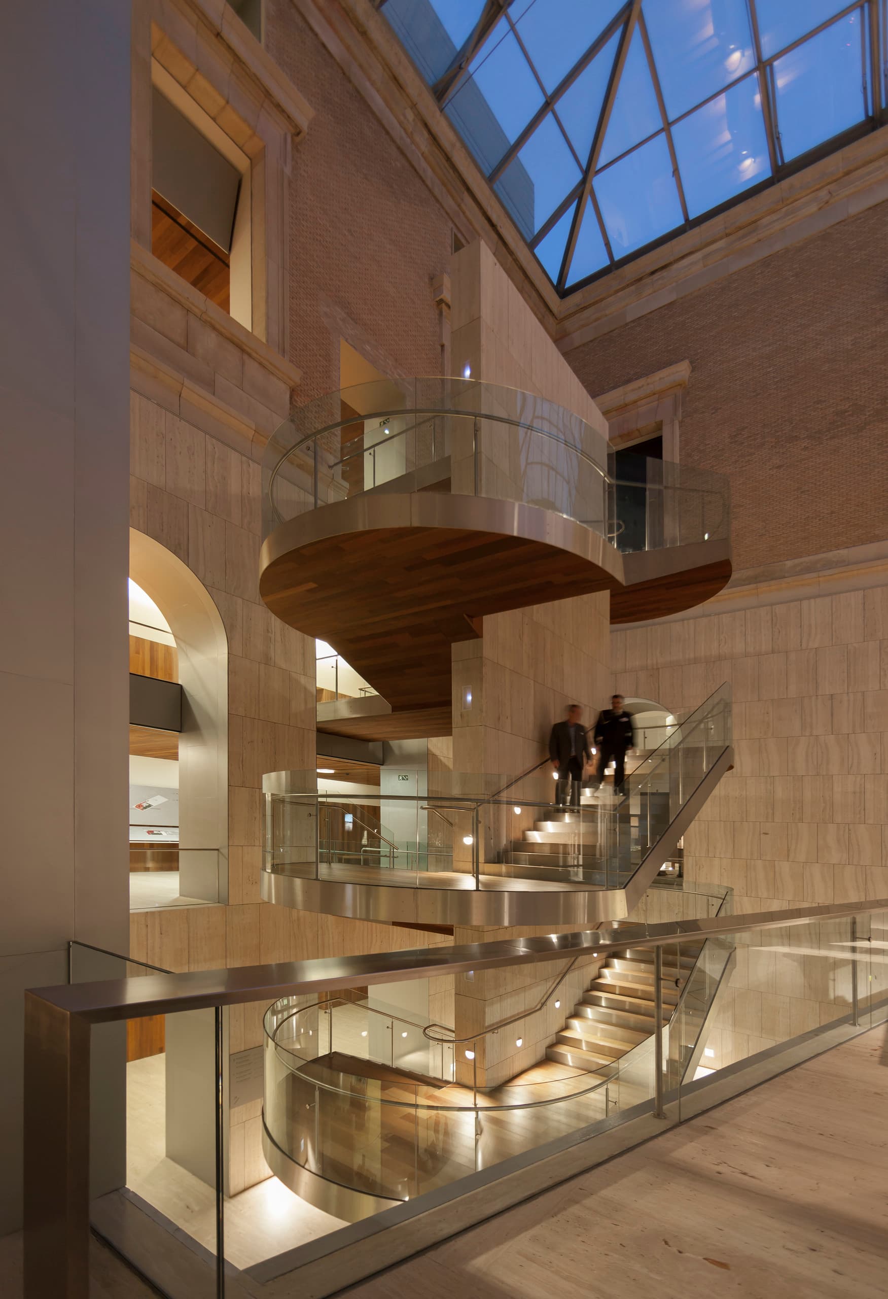 Archäologisches Museum Madrid: Besucher auf Treppe mit ERCO Lichtakzenten.