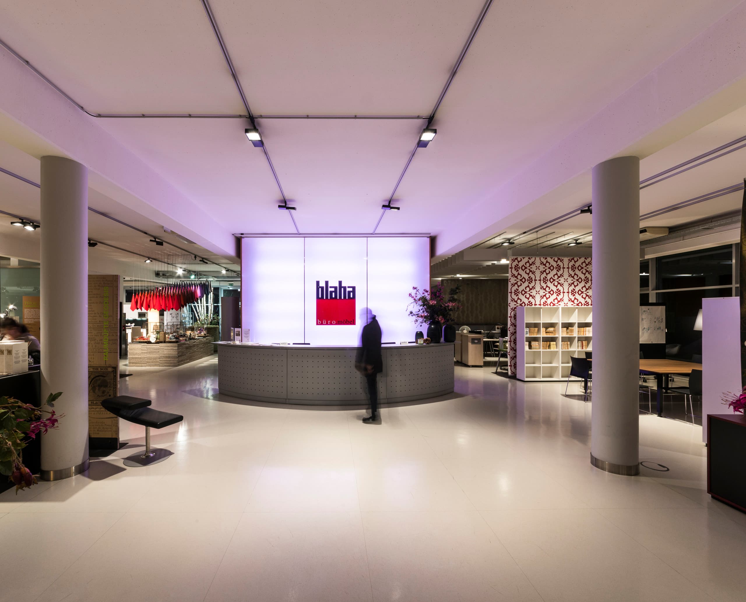 Blaha Büromöbel Showroom mit ERCO Opton LED-Beleuchtung für optimale Farbwiedergabe.