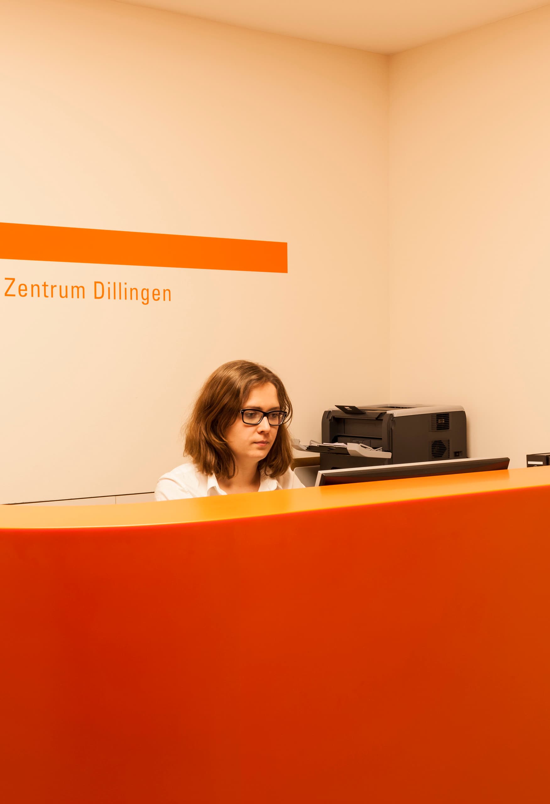 Empfangsbereich des Onkologischen Zentrums Dillingen mit freundlicher Atmosphäre durch ERCO Beleuchtung.