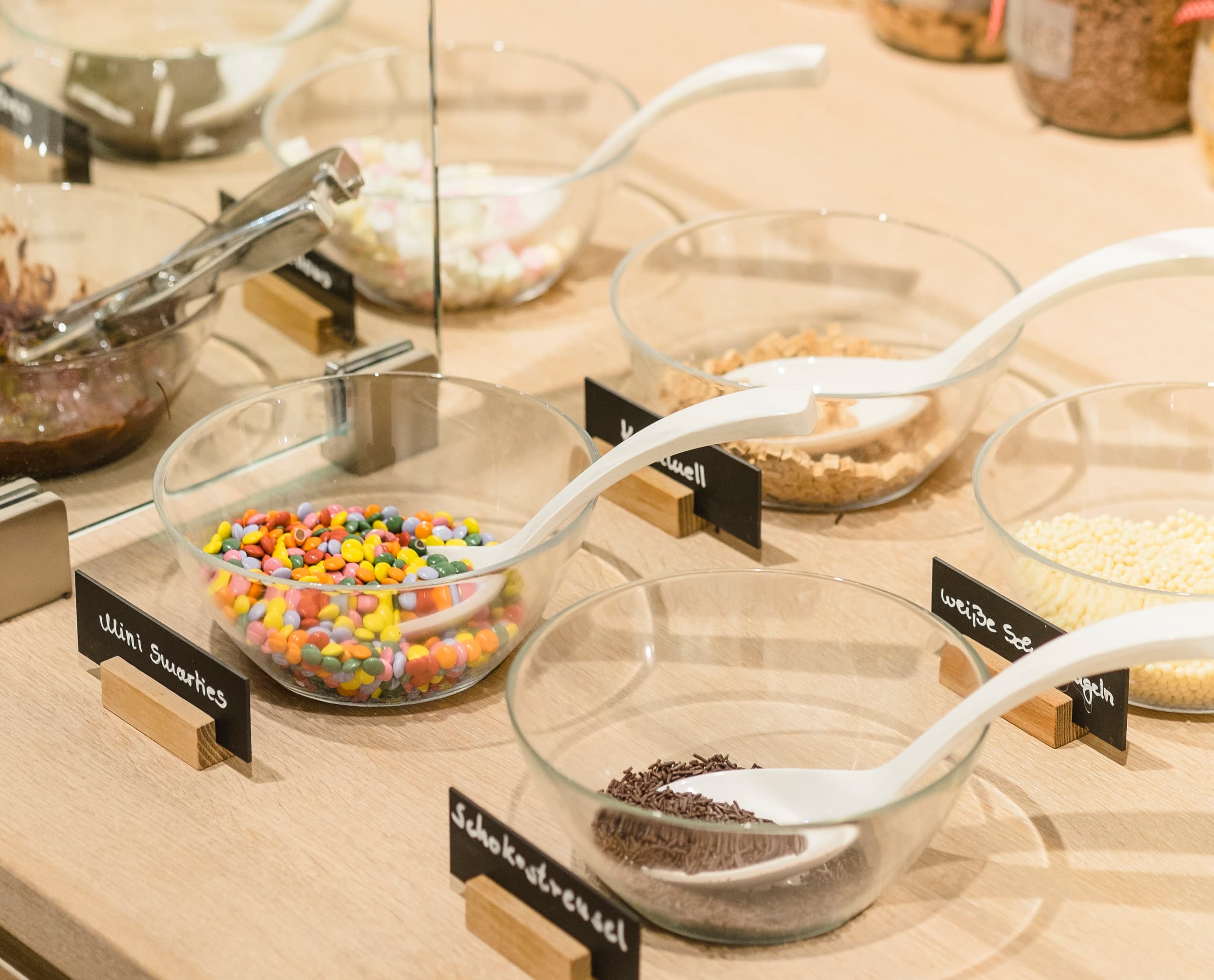 Youfresh Bistro: Auswahl an Toppings, beleuchtet mit ERCO Optec Strahlern für optimale Farbwiedergabe.