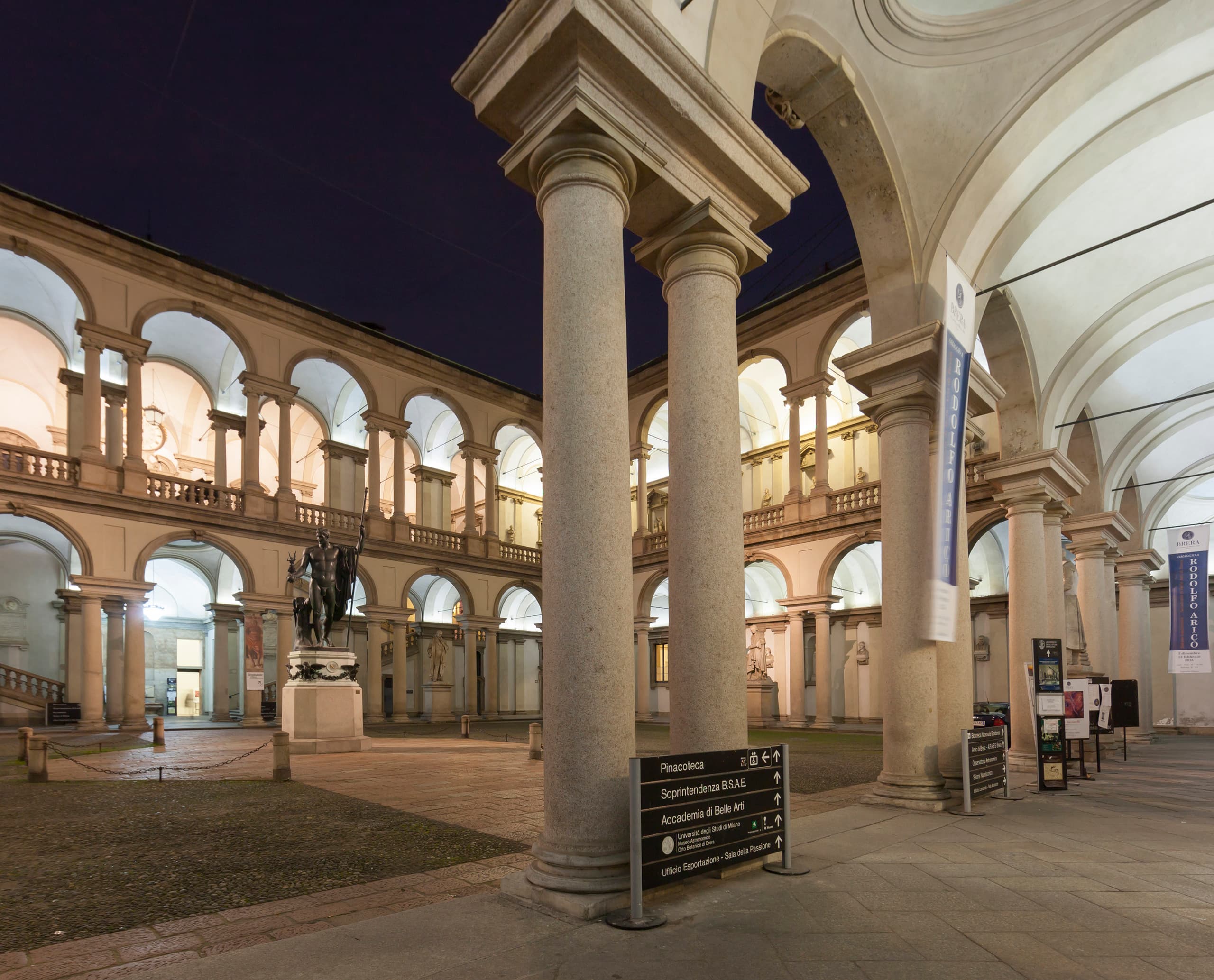 Innenhof der Pinacoteca di Brera in Mailand mit ERCO LED-Beleuchtung, die die Architektur hervorhebt.