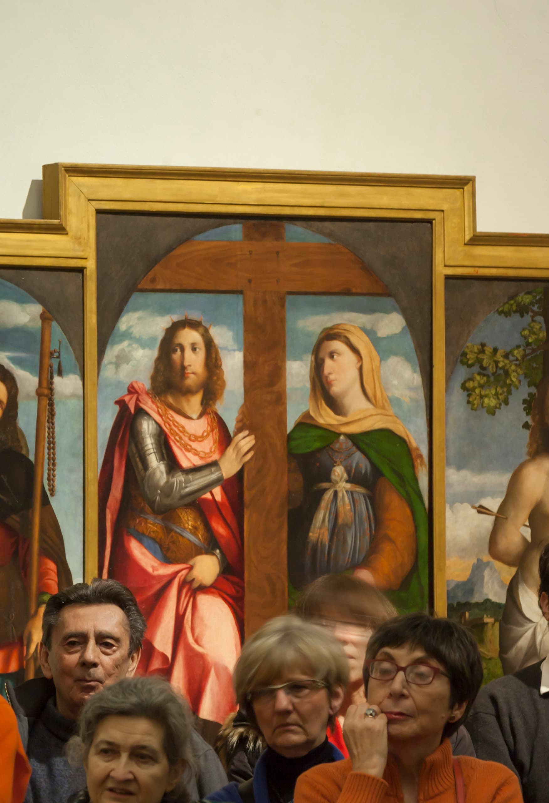 Besucher betrachten Gemälde in der Pinacoteca di Brera, beleuchtet mit ERCO LED-Strahlern.
