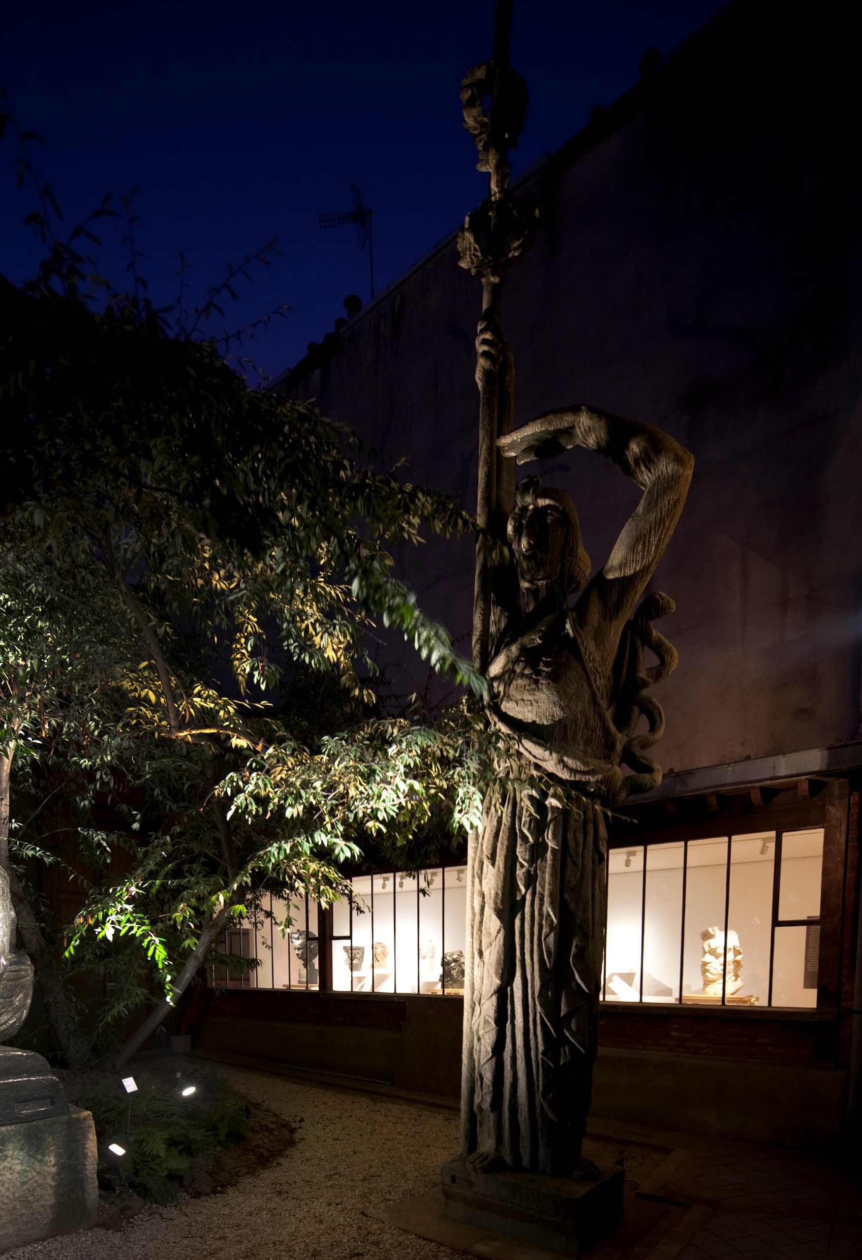 Beleuchtete Bourdelle-Statue im Pariser Musée Bourdelle Garten bei Nacht.