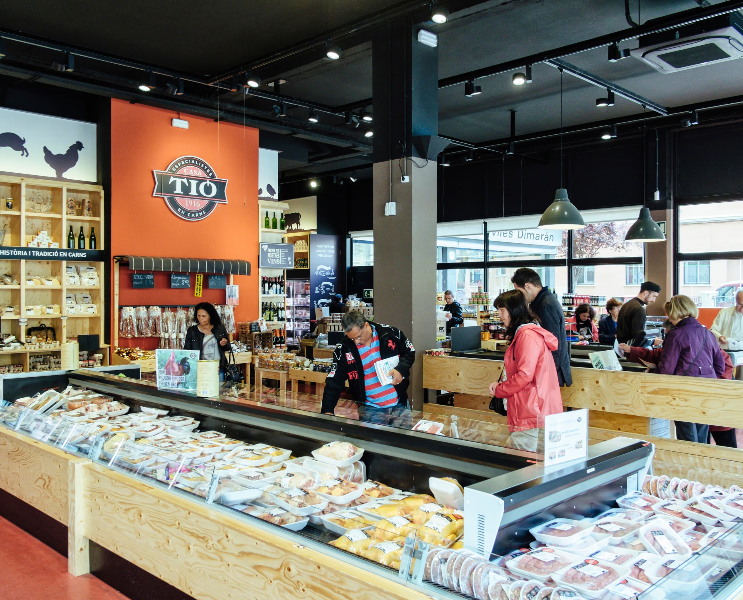 Casa Tió in Barcelona: ERCO LED-Beleuchtung präsentiert regionale Spezialitäten appetitlich.